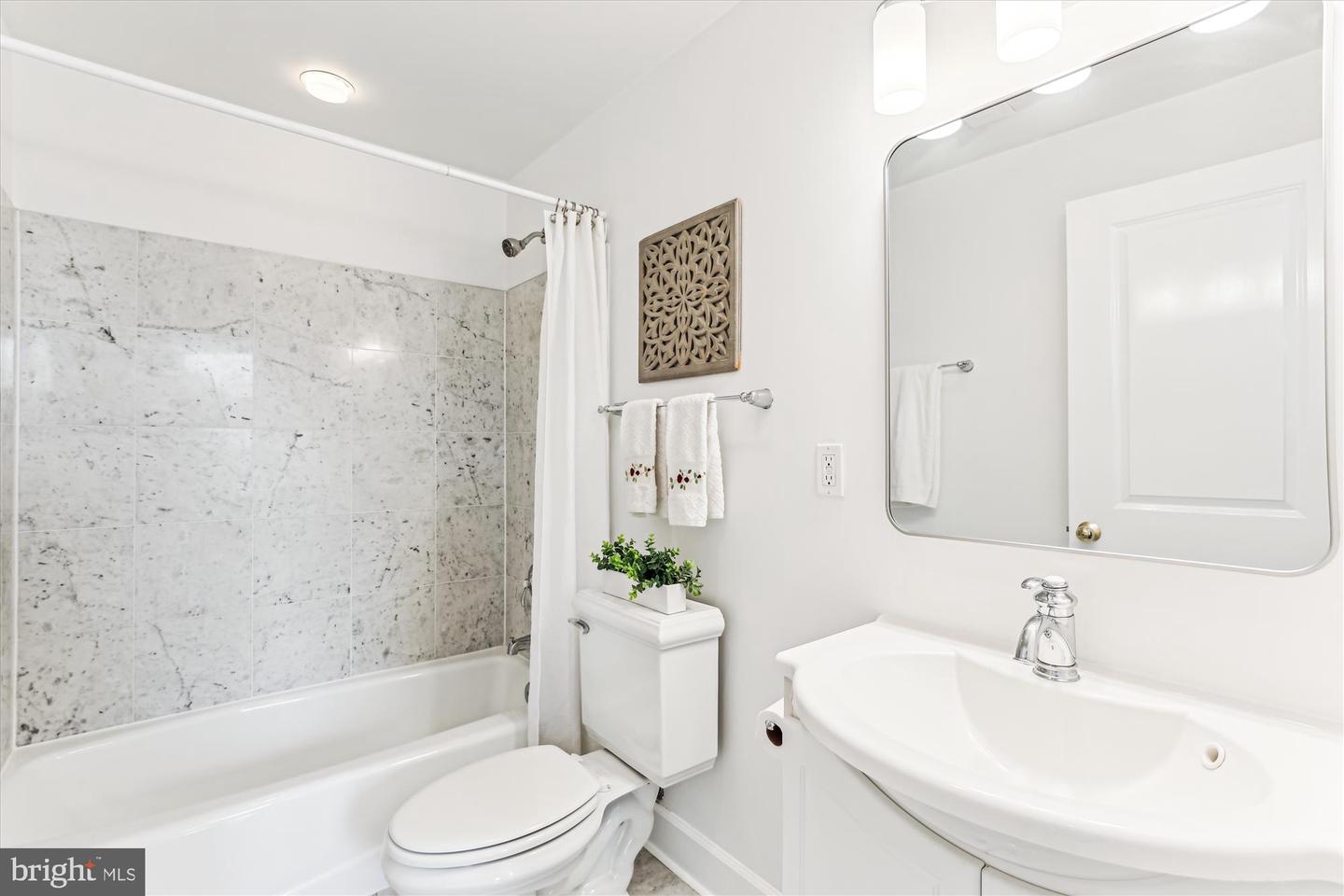 1324 EUCLID ST NW #405, WASHINGTON, District Of Columbia 20009, 2 Bedrooms Bedrooms, ,2 BathroomsBathrooms,Residential,For sale,1324 EUCLID ST NW #405,DCDC2200516 MLS # DCDC2200516