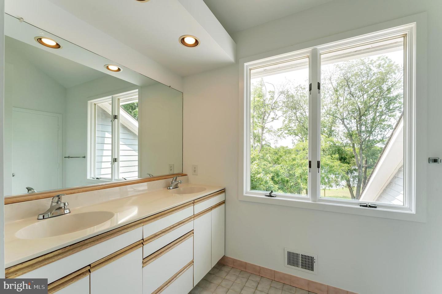 38045 DAWSON GAP LN, HILLSBORO, Virginia 20132, 4 Bedrooms Bedrooms, ,3 BathroomsBathrooms,Residential,For sale,38045 DAWSON GAP LN,VALO2097308 MLS # VALO2097308