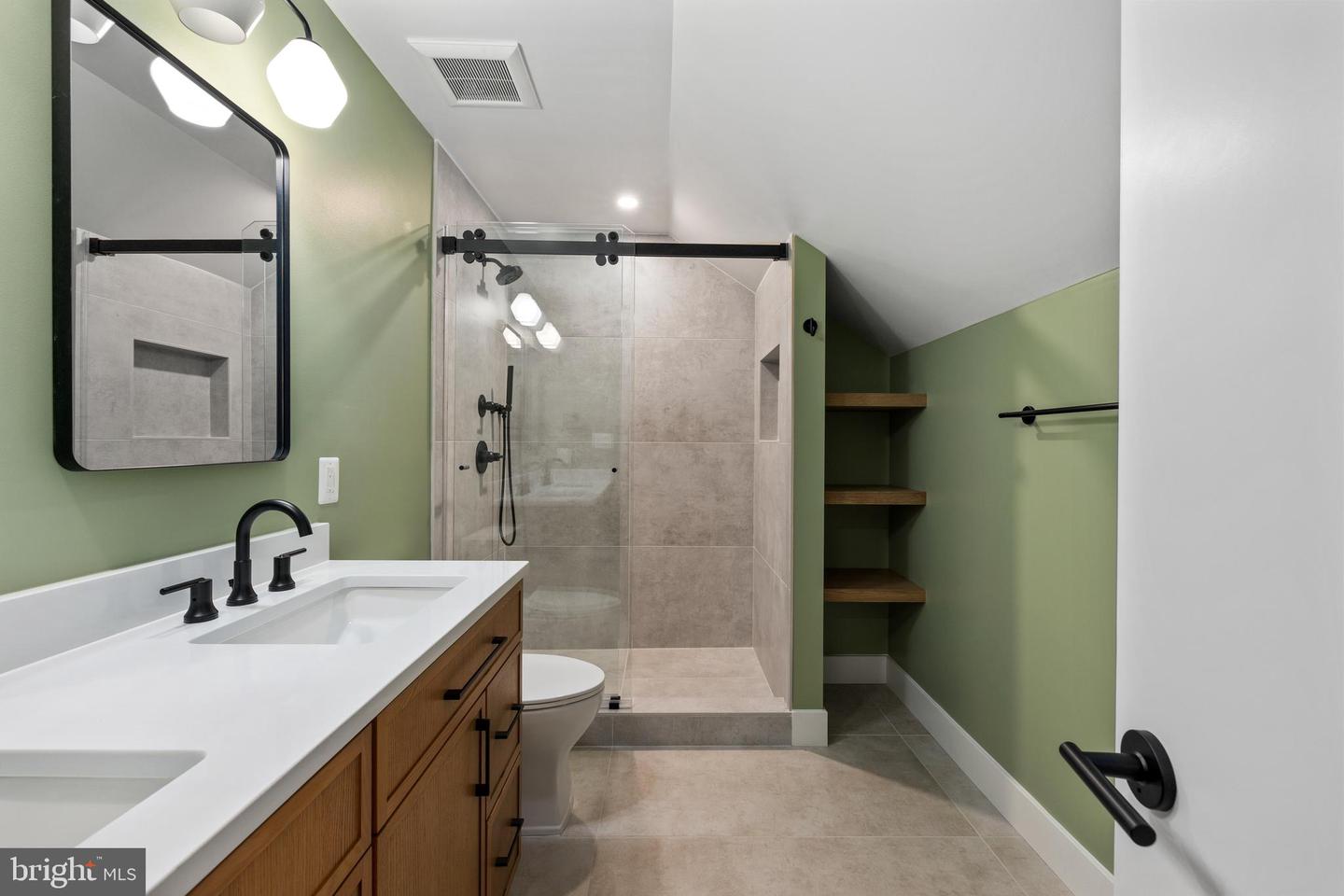 3373 S STAFFORD ST #B2, ARLINGTON, Virginia 22206, 2 Bedrooms Bedrooms, ,2 BathroomsBathrooms,Residential,For sale,3373 S STAFFORD ST #B2,VAAR2058116 MLS # VAAR2058116