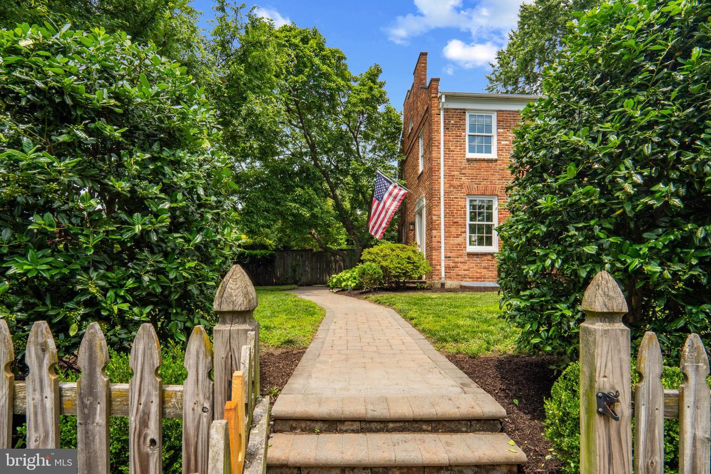 823 CHURCH ST, ALEXANDRIA, Virginia 22314, 2 Bedrooms Bedrooms, 9 Rooms Rooms,2 BathroomsBathrooms,Residential,For sale,823 CHURCH ST,VAAX2045776 MLS # VAAX2045776