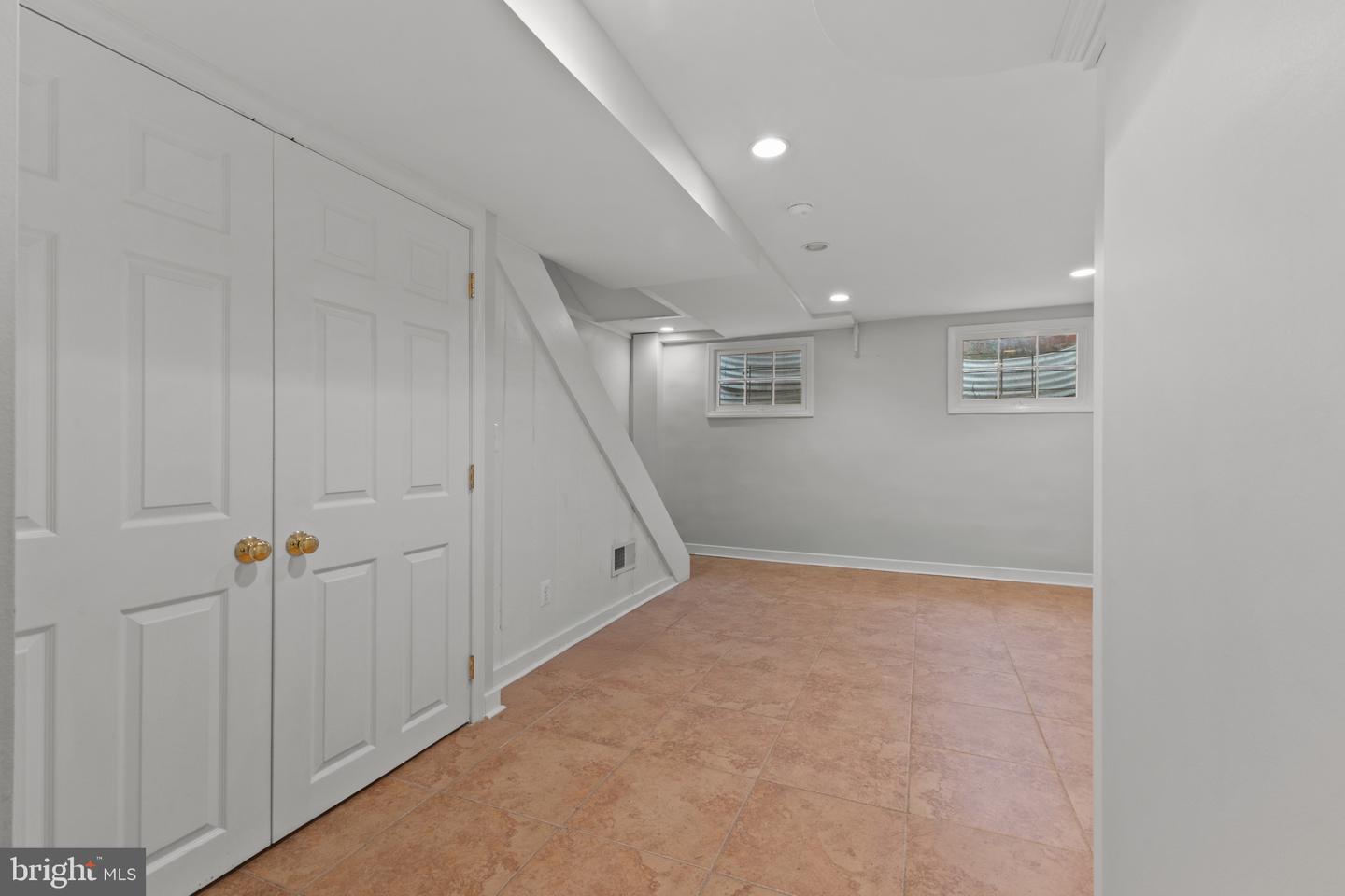 823 CHURCH ST, ALEXANDRIA, Virginia 22314, 2 Bedrooms Bedrooms, 9 Rooms Rooms,2 BathroomsBathrooms,Residential,For sale,823 CHURCH ST,VAAX2045776 MLS # VAAX2045776