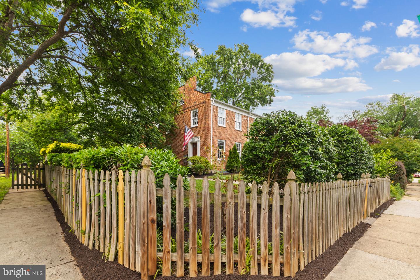 823 CHURCH ST, ALEXANDRIA, Virginia 22314, 2 Bedrooms Bedrooms, 9 Rooms Rooms,2 BathroomsBathrooms,Residential,For sale,823 CHURCH ST,VAAX2045776 MLS # VAAX2045776