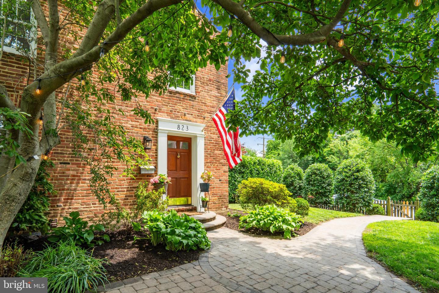 823 CHURCH ST, ALEXANDRIA, Virginia 22314, 2 Bedrooms Bedrooms, 9 Rooms Rooms,2 BathroomsBathrooms,Residential,For sale,823 CHURCH ST,VAAX2045776 MLS # VAAX2045776