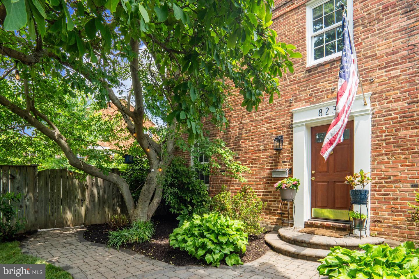 823 CHURCH ST, ALEXANDRIA, Virginia 22314, 2 Bedrooms Bedrooms, 9 Rooms Rooms,2 BathroomsBathrooms,Residential,For sale,823 CHURCH ST,VAAX2045776 MLS # VAAX2045776