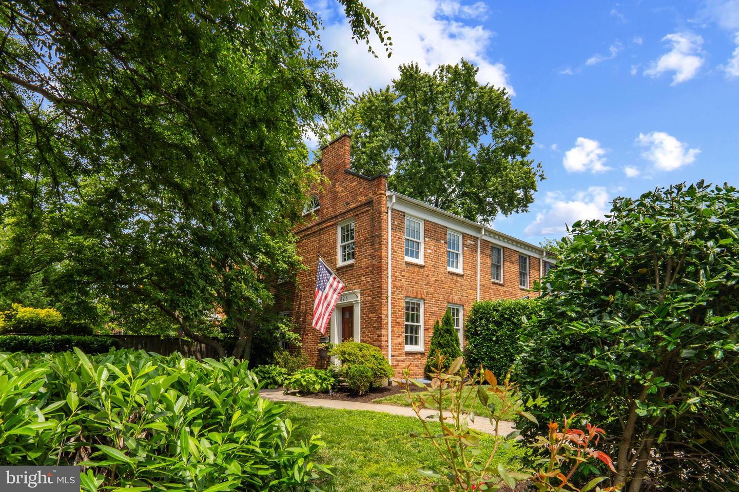823 CHURCH ST, ALEXANDRIA, Virginia 22314, 2 Bedrooms Bedrooms, 9 Rooms Rooms,2 BathroomsBathrooms,Residential,For sale,823 CHURCH ST,VAAX2045776 MLS # VAAX2045776