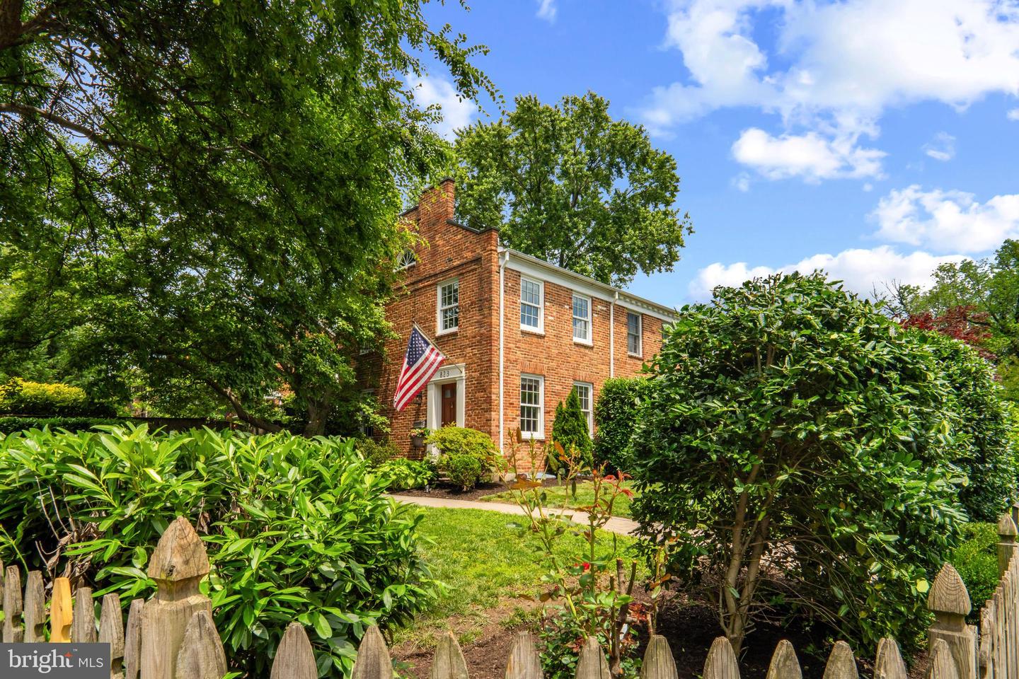 823 CHURCH ST, ALEXANDRIA, Virginia 22314, 2 Bedrooms Bedrooms, 9 Rooms Rooms,2 BathroomsBathrooms,Residential,For sale,823 CHURCH ST,VAAX2045776 MLS # VAAX2045776