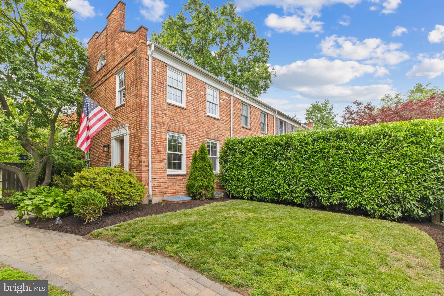 823 CHURCH ST, ALEXANDRIA, Virginia 22314, 2 Bedrooms Bedrooms, 9 Rooms Rooms,2 BathroomsBathrooms,Residential,For sale,823 CHURCH ST,VAAX2045776 MLS # VAAX2045776