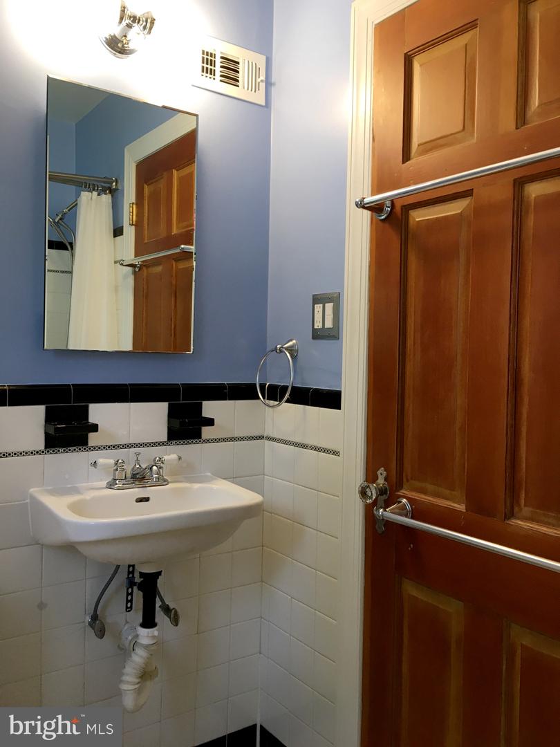 3731 6TH RD N, ARLINGTON, Virginia 22203, 2 Bedrooms Bedrooms, ,1 BathroomBathrooms,Residential,For sale,3731 6TH RD N,VAAR2058346 MLS # VAAR2058346