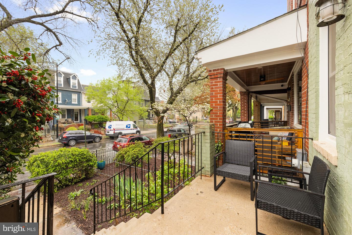 111 17TH ST SE, WASHINGTON, District Of Columbia 20003, 2 Bedrooms Bedrooms, ,1 BathroomBathrooms,Residential,For sale,111 17TH ST SE,DCDC2203106 MLS # DCDC2203106