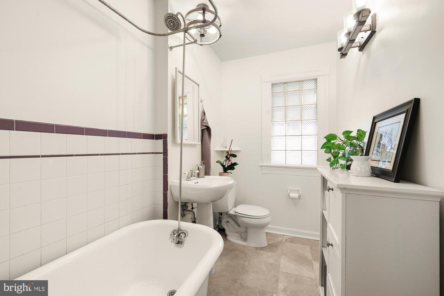 111 17TH ST SE, WASHINGTON, District Of Columbia 20003, 2 Bedrooms Bedrooms, ,1 BathroomBathrooms,Residential,For sale,111 17TH ST SE,DCDC2203106 MLS # DCDC2203106