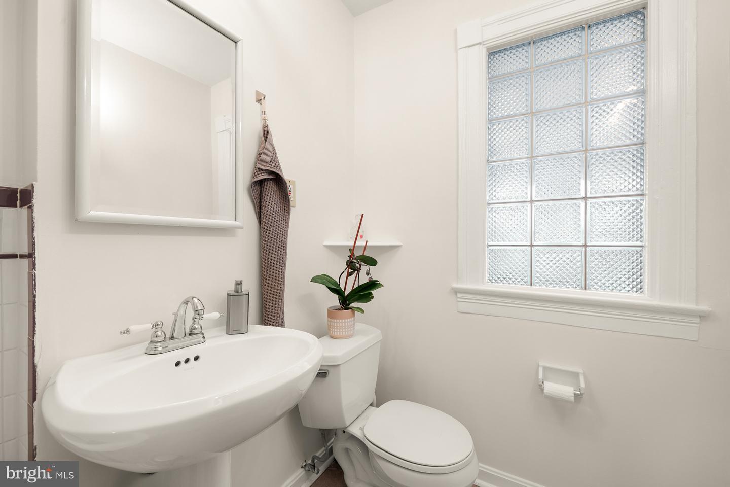 111 17TH ST SE, WASHINGTON, District Of Columbia 20003, 2 Bedrooms Bedrooms, ,1 BathroomBathrooms,Residential,For sale,111 17TH ST SE,DCDC2203106 MLS # DCDC2203106