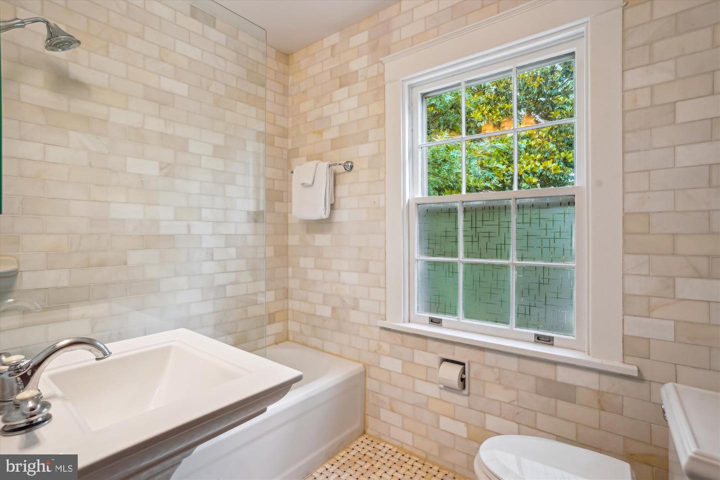 402 W MASONIC VIEW AVE, ALEXANDRIA, Virginia 22301, 4 Bedrooms Bedrooms, ,3 BathroomsBathrooms,Residential,For sale,402 W MASONIC VIEW AVE,VAAX2045846 MLS # VAAX2045846
