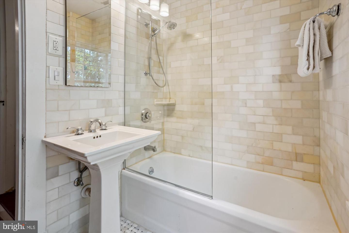 402 W MASONIC VIEW AVE, ALEXANDRIA, Virginia 22301, 4 Bedrooms Bedrooms, ,3 BathroomsBathrooms,Residential,For sale,402 W MASONIC VIEW AVE,VAAX2045846 MLS # VAAX2045846