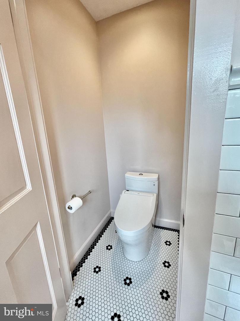 402 W MASONIC VIEW AVE, ALEXANDRIA, Virginia 22301, 4 Bedrooms Bedrooms, ,3 BathroomsBathrooms,Residential,For sale,402 W MASONIC VIEW AVE,VAAX2045846 MLS # VAAX2045846