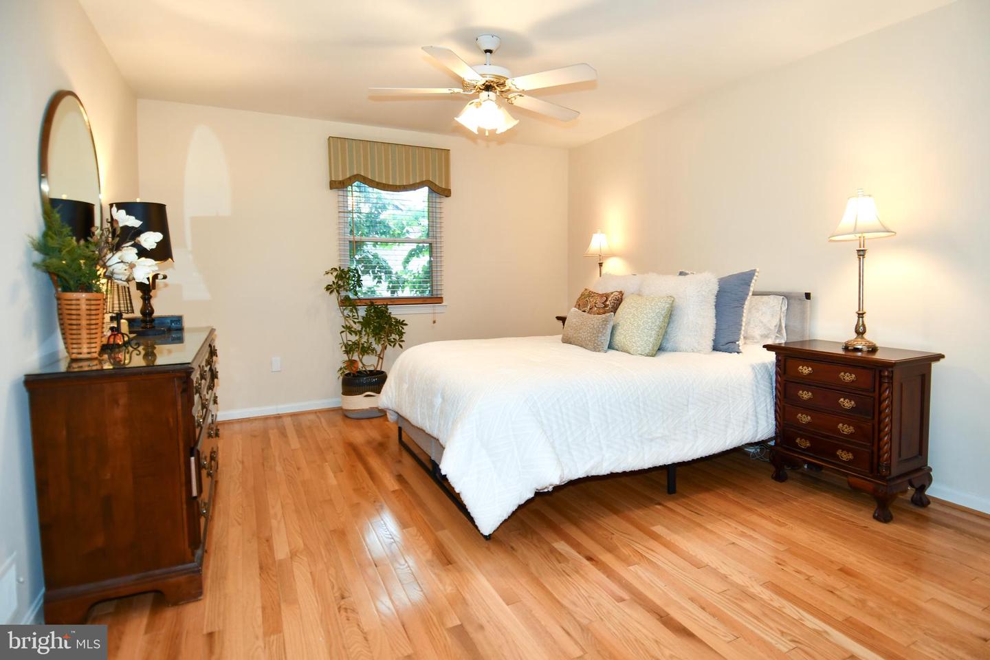 7801 CARRLEIGH PKWY, SPRINGFIELD, Virginia 22152, 5 Bedrooms Bedrooms, ,2 BathroomsBathrooms,Residential,For sale,7801 CARRLEIGH PKWY,VAFX2244440 MLS # VAFX2244440
