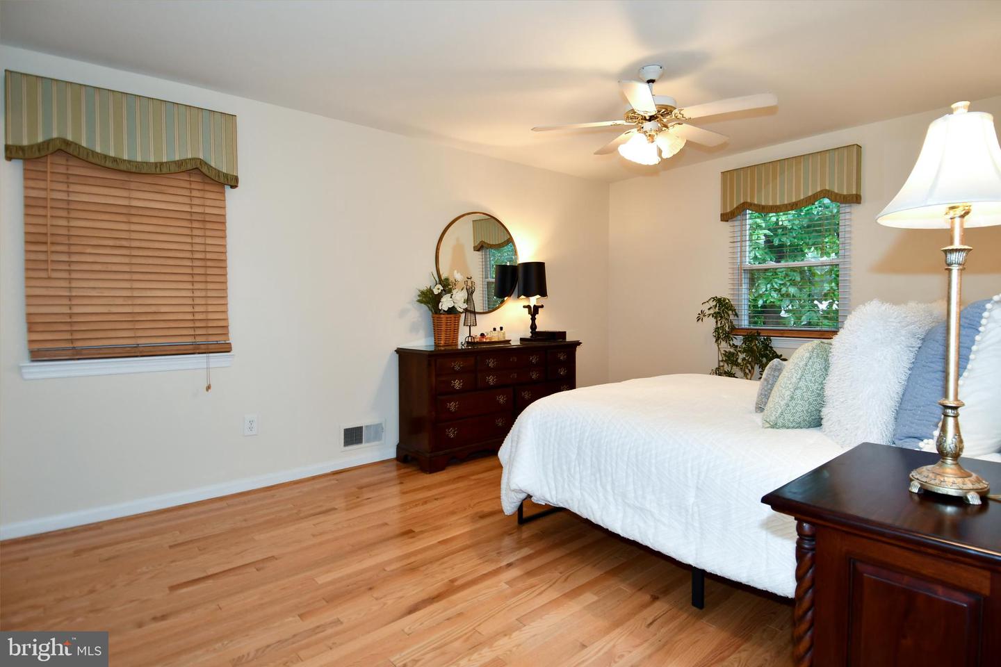 7801 CARRLEIGH PKWY, SPRINGFIELD, Virginia 22152, 5 Bedrooms Bedrooms, ,2 BathroomsBathrooms,Residential,For sale,7801 CARRLEIGH PKWY,VAFX2244440 MLS # VAFX2244440