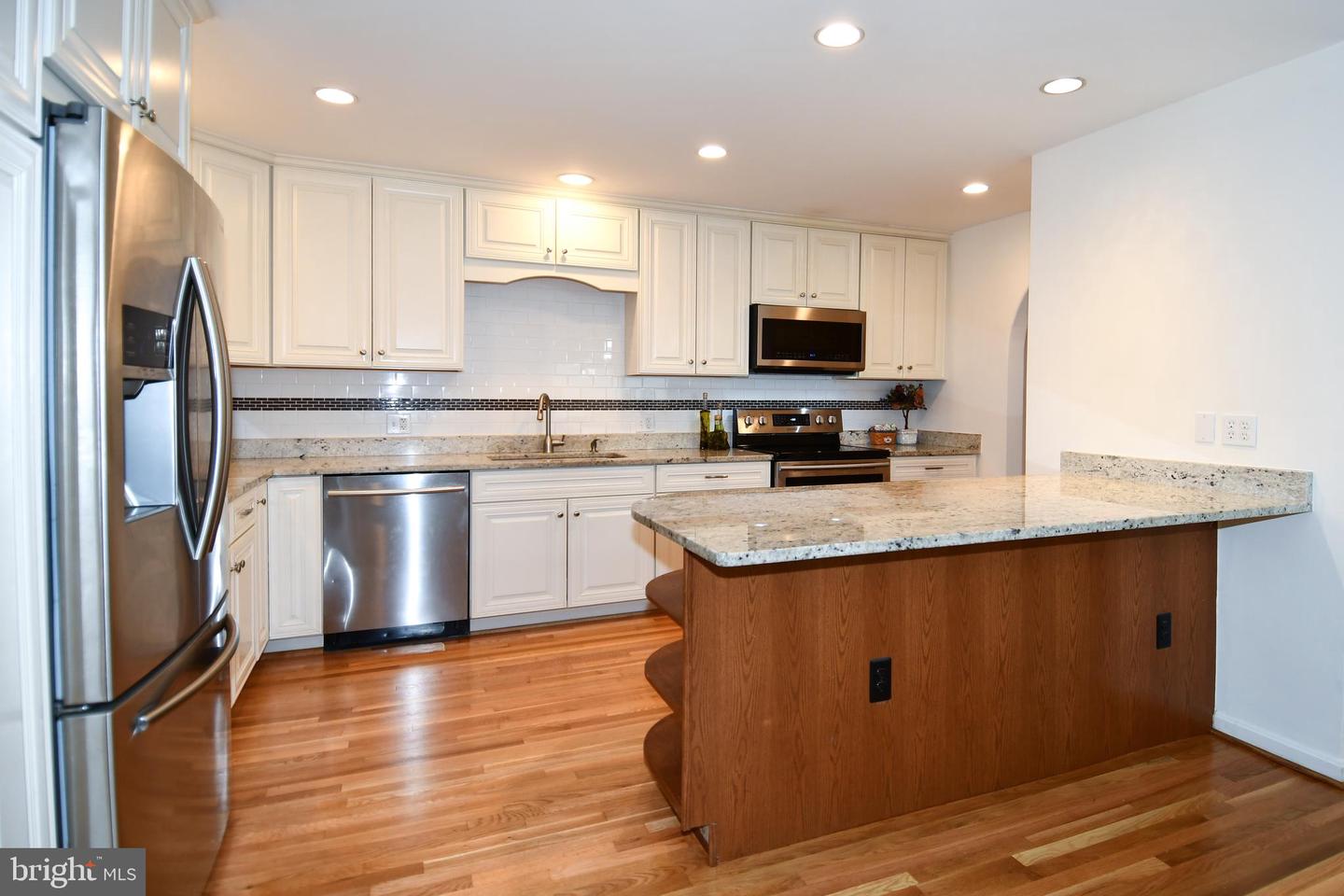 7801 CARRLEIGH PKWY, SPRINGFIELD, Virginia 22152, 5 Bedrooms Bedrooms, ,2 BathroomsBathrooms,Residential,For sale,7801 CARRLEIGH PKWY,VAFX2244440 MLS # VAFX2244440