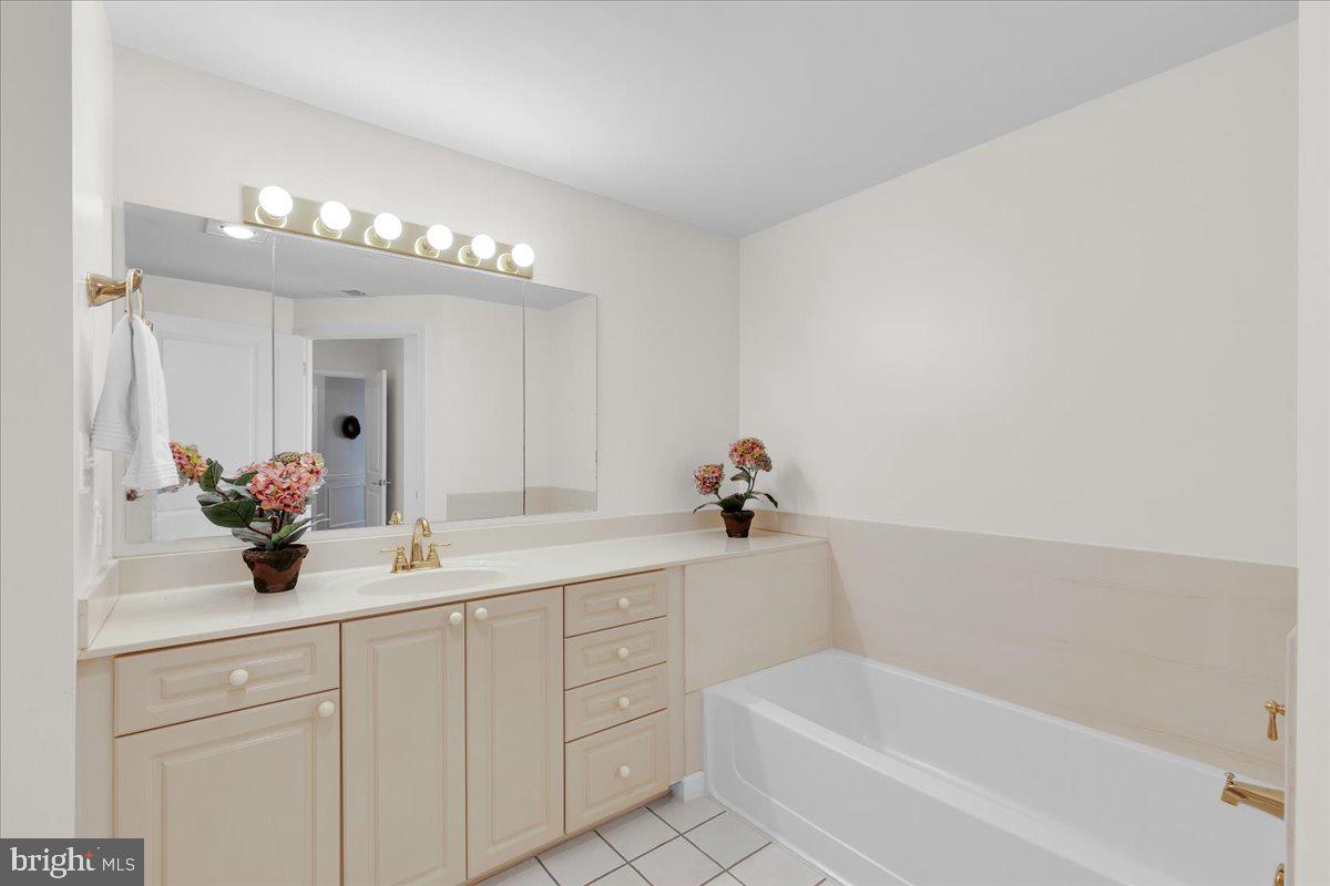 19400 LANSDOWNE WOODS BLVD #110, LEESBURG, Virginia 20176, 2 Bedrooms Bedrooms, ,2 BathroomsBathrooms,Residential,For sale,19400 LANSDOWNE WOODS BLVD #110,VALO2098550 MLS # VALO2098550