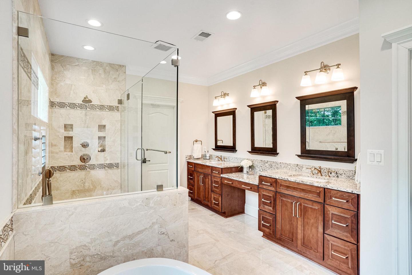 920 NINOVAN RD SE, VIENNA, Virginia 22180, 5 Bedrooms Bedrooms, ,5 BathroomsBathrooms,Residential,For sale,920 NINOVAN RD SE,VAFX2241888 MLS # VAFX2241888