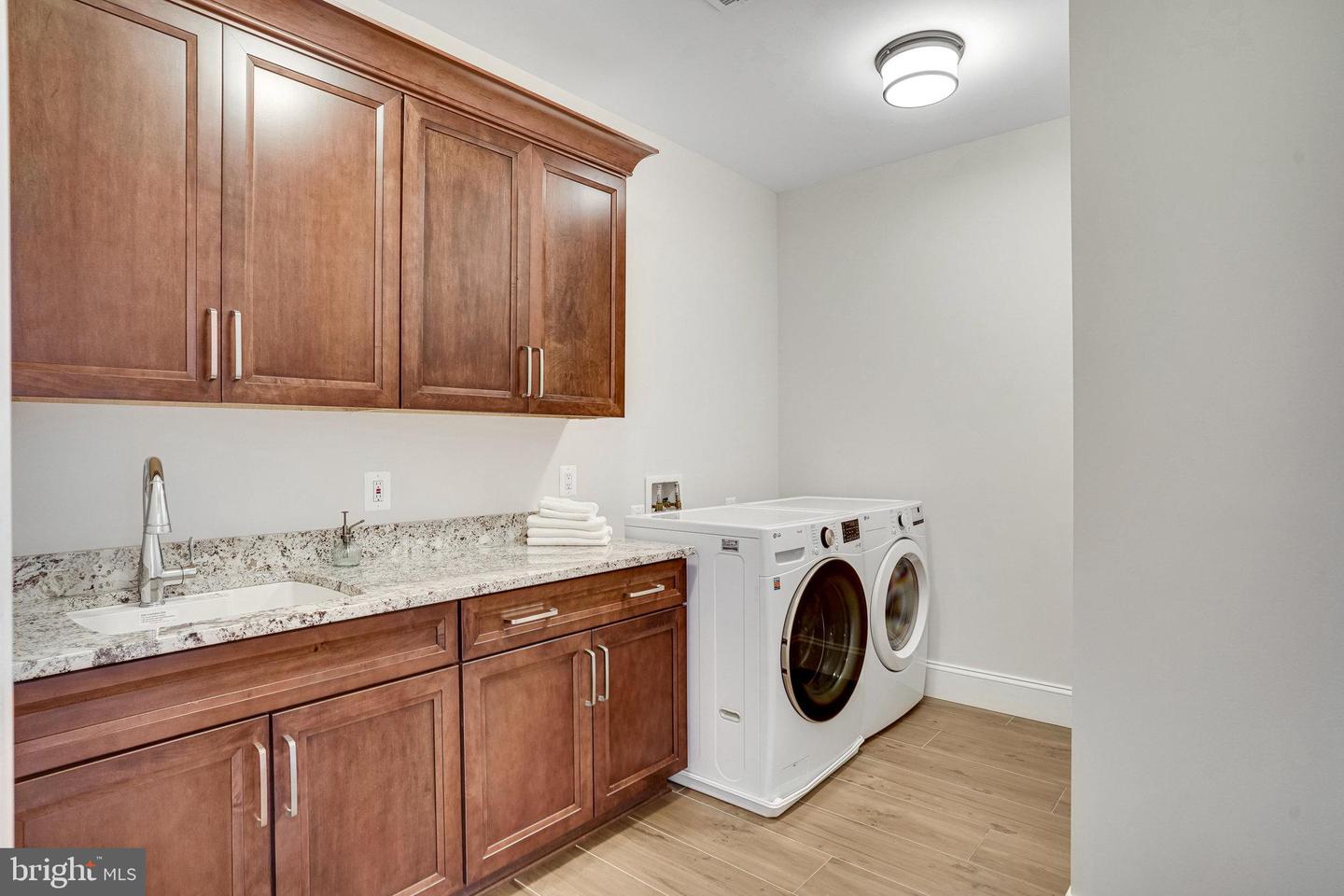 920 NINOVAN RD SE, VIENNA, Virginia 22180, 5 Bedrooms Bedrooms, ,5 BathroomsBathrooms,Residential,For sale,920 NINOVAN RD SE,VAFX2241888 MLS # VAFX2241888