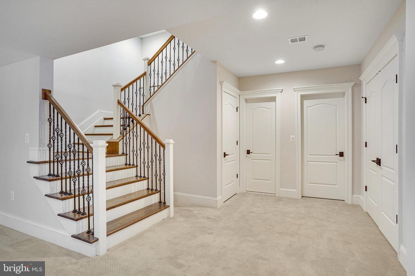 920 NINOVAN RD SE, VIENNA, Virginia 22180, 5 Bedrooms Bedrooms, ,5 BathroomsBathrooms,Residential,For sale,920 NINOVAN RD SE,VAFX2241888 MLS # VAFX2241888
