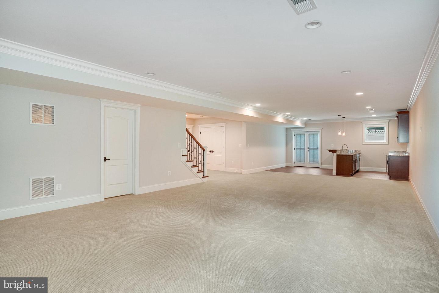 920 NINOVAN RD SE, VIENNA, Virginia 22180, 5 Bedrooms Bedrooms, ,5 BathroomsBathrooms,Residential,For sale,920 NINOVAN RD SE,VAFX2241888 MLS # VAFX2241888
