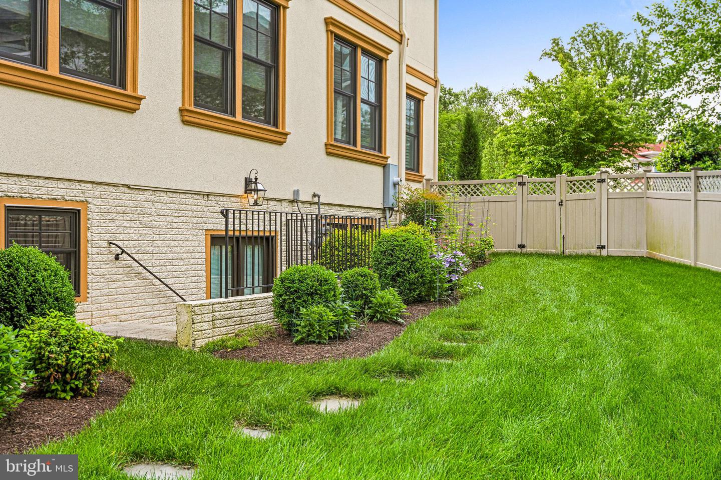 920 NINOVAN RD SE, VIENNA, Virginia 22180, 5 Bedrooms Bedrooms, ,5 BathroomsBathrooms,Residential,For sale,920 NINOVAN RD SE,VAFX2241888 MLS # VAFX2241888