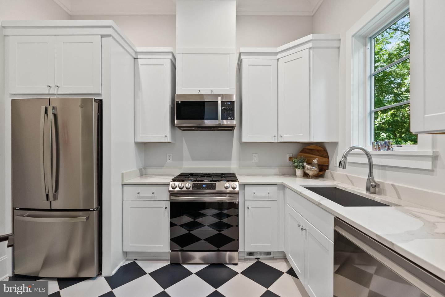 825 WHANN AVE, MCLEAN, Virginia 22101, 6 Bedrooms Bedrooms, ,6 BathroomsBathrooms,Residential,For sale,825 WHANN AVE,VAFX2243734 MLS # VAFX2243734