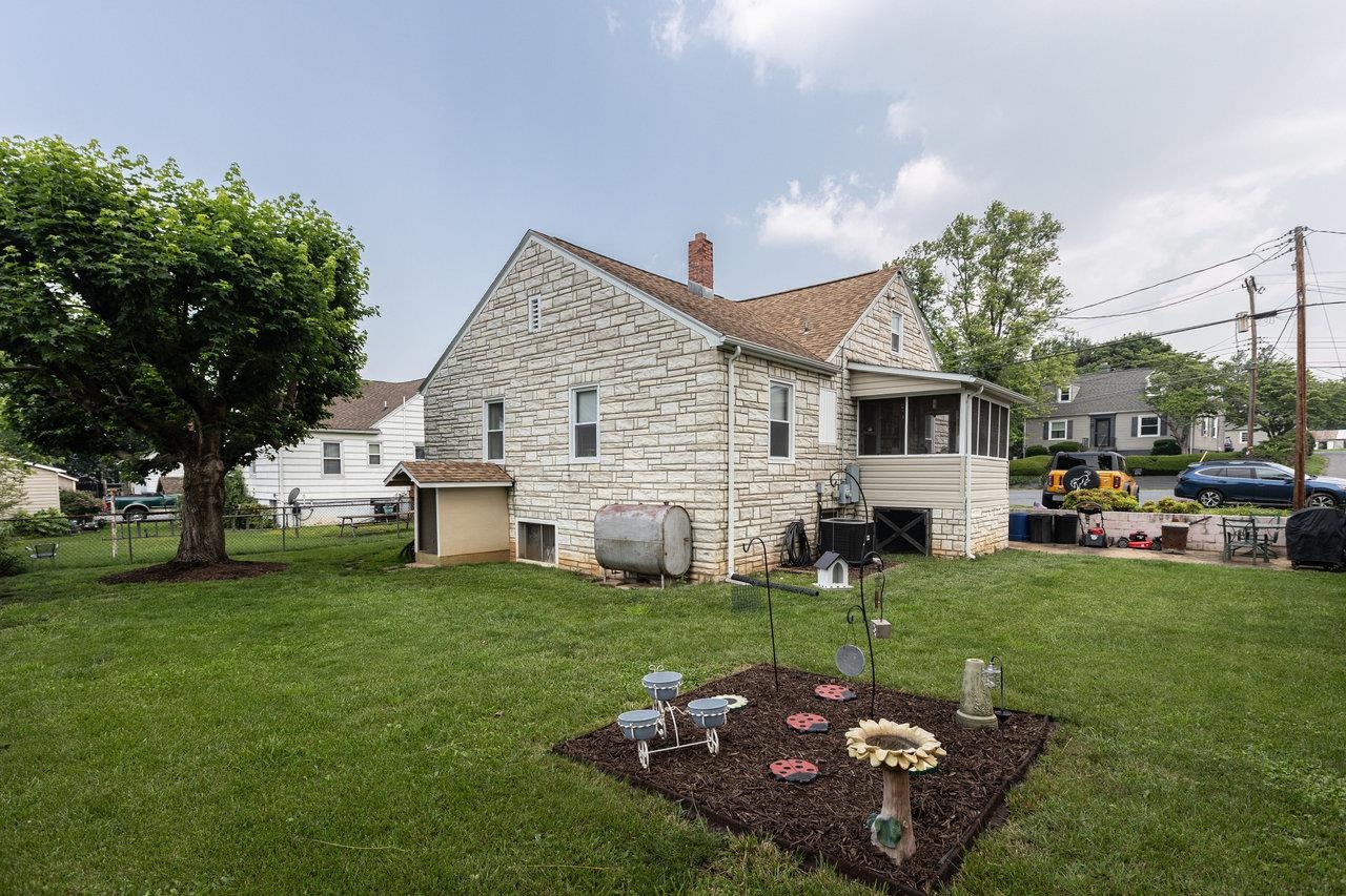 310 E SPOTSWOOD AVE, ELKTON, Virginia 22827, 3 Bedrooms Bedrooms, ,1 BathroomBathrooms,Residential,310 E SPOTSWOOD AVE,665284 MLS # 665284