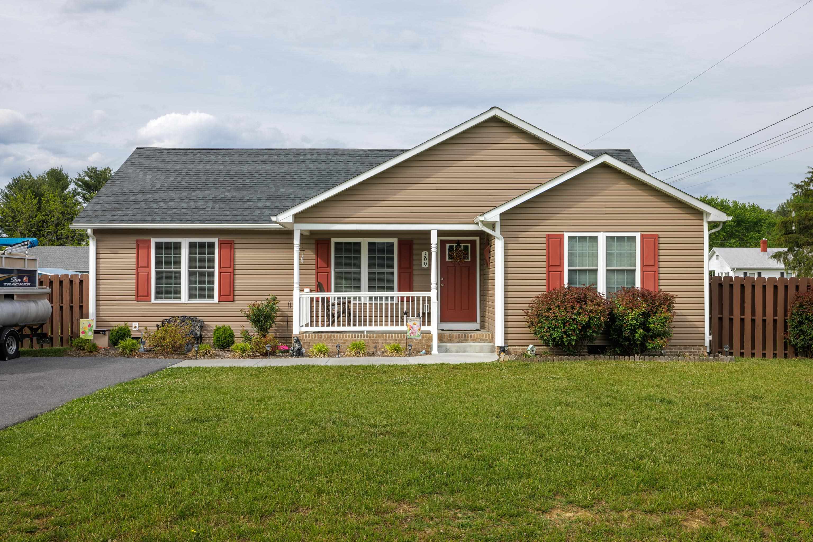 300 8TH ST, GROTTOES, Virginia 24441, 3 Bedrooms Bedrooms, ,2 BathroomsBathrooms,Residential,300 8TH ST,665288 MLS # 665288