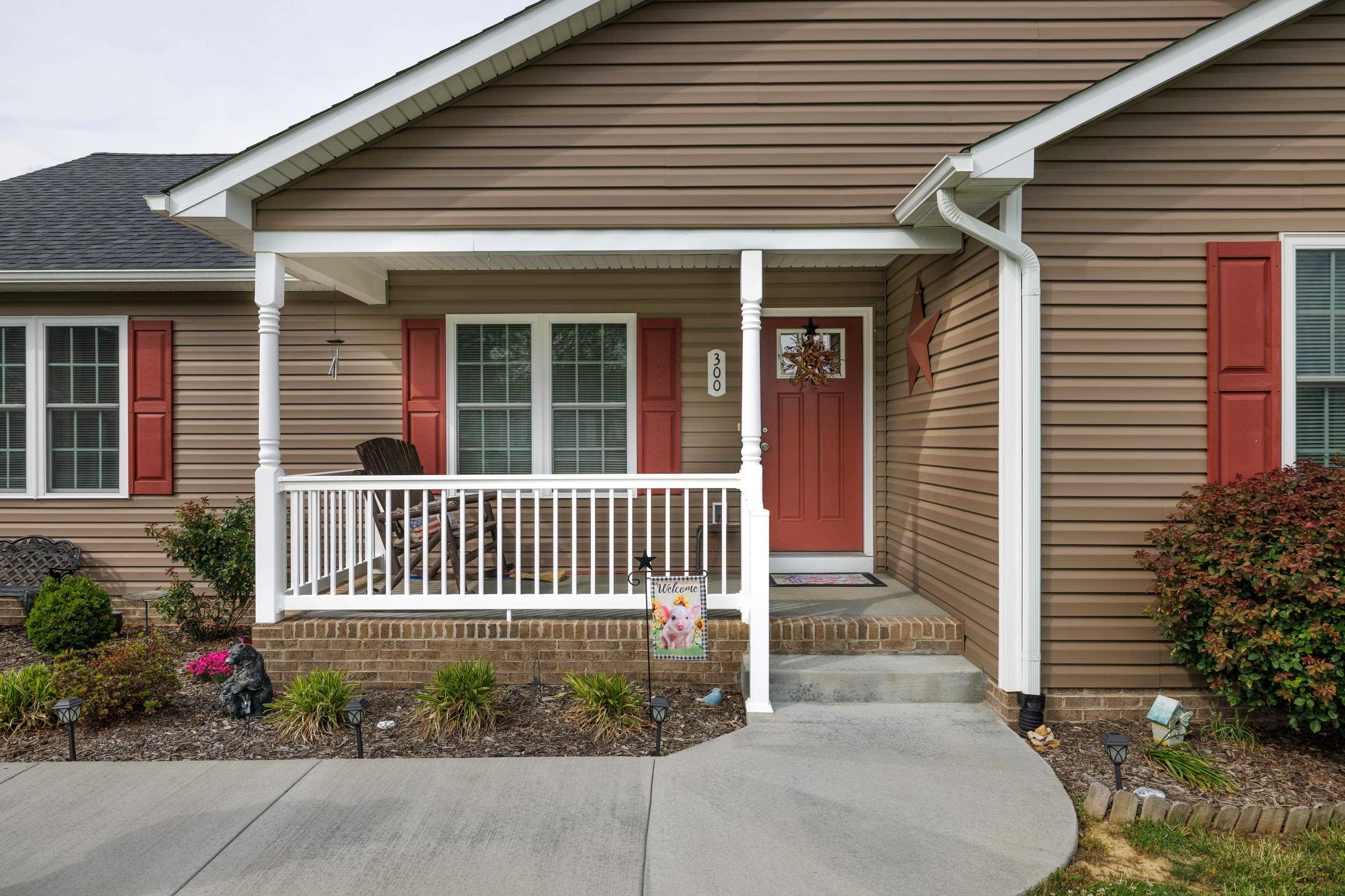 300 8TH ST, GROTTOES, Virginia 24441, 3 Bedrooms Bedrooms, ,2 BathroomsBathrooms,Residential,300 8TH ST,665288 MLS # 665288