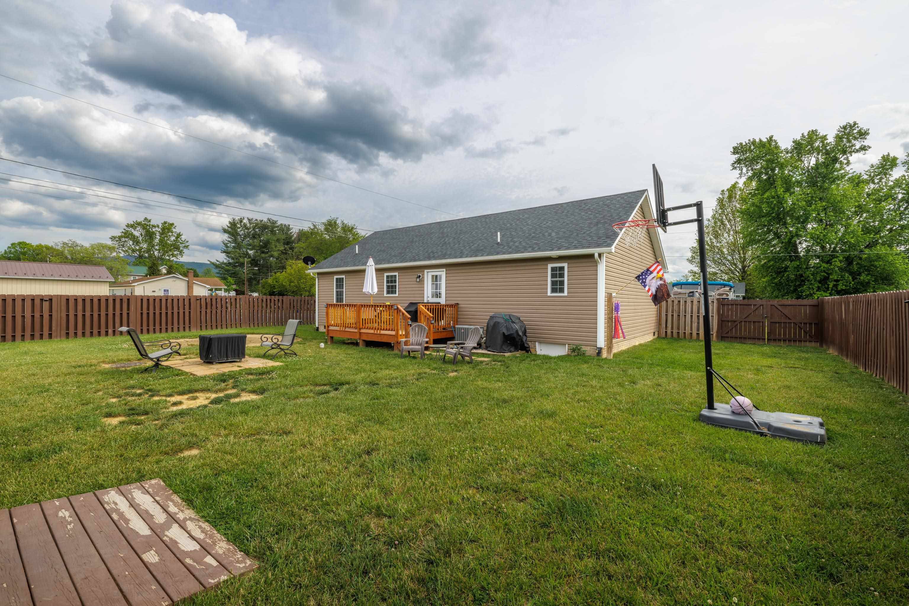 300 8TH ST, GROTTOES, Virginia 24441, 3 Bedrooms Bedrooms, ,2 BathroomsBathrooms,Residential,300 8TH ST,665288 MLS # 665288