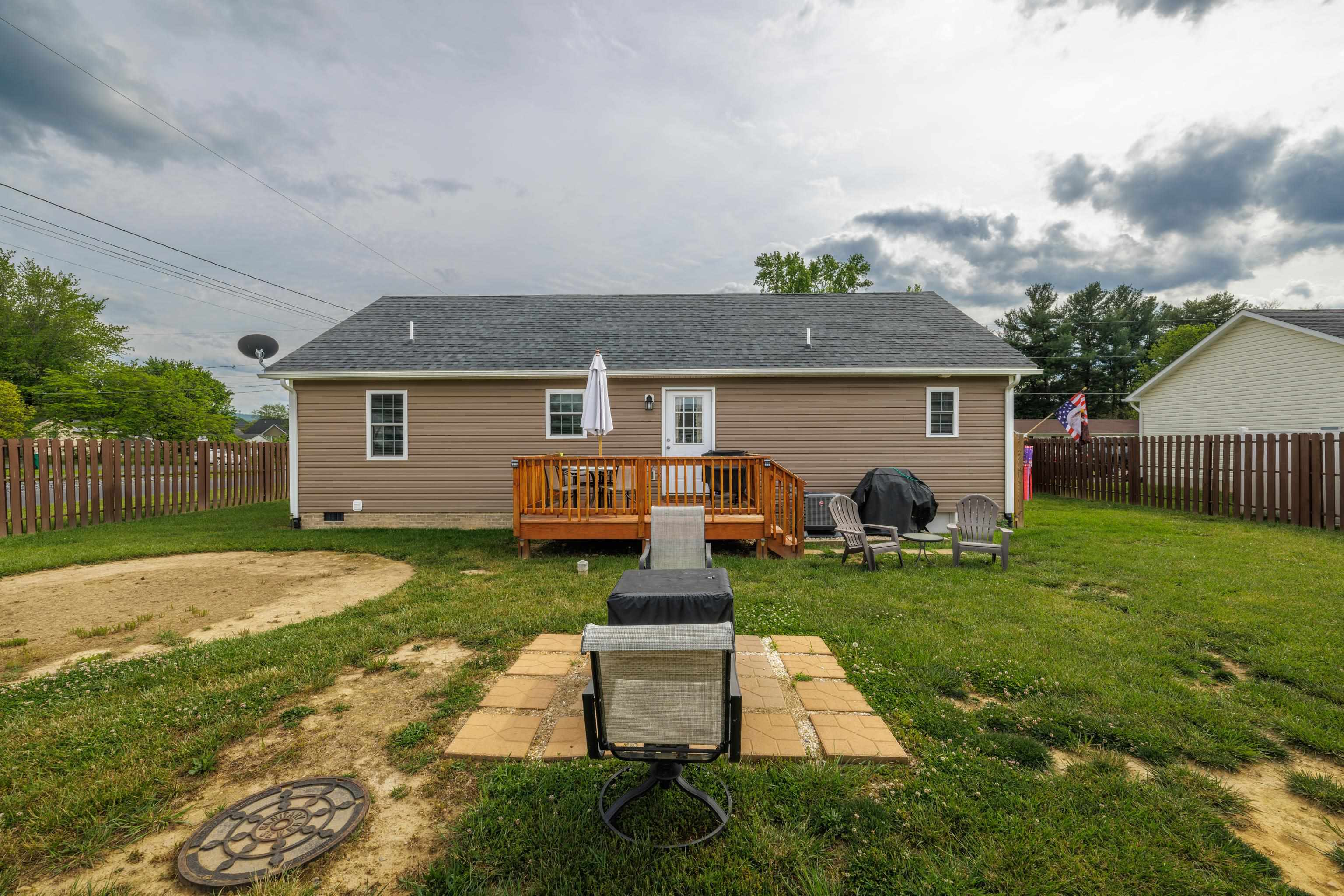 300 8TH ST, GROTTOES, Virginia 24441, 3 Bedrooms Bedrooms, ,2 BathroomsBathrooms,Residential,300 8TH ST,665288 MLS # 665288