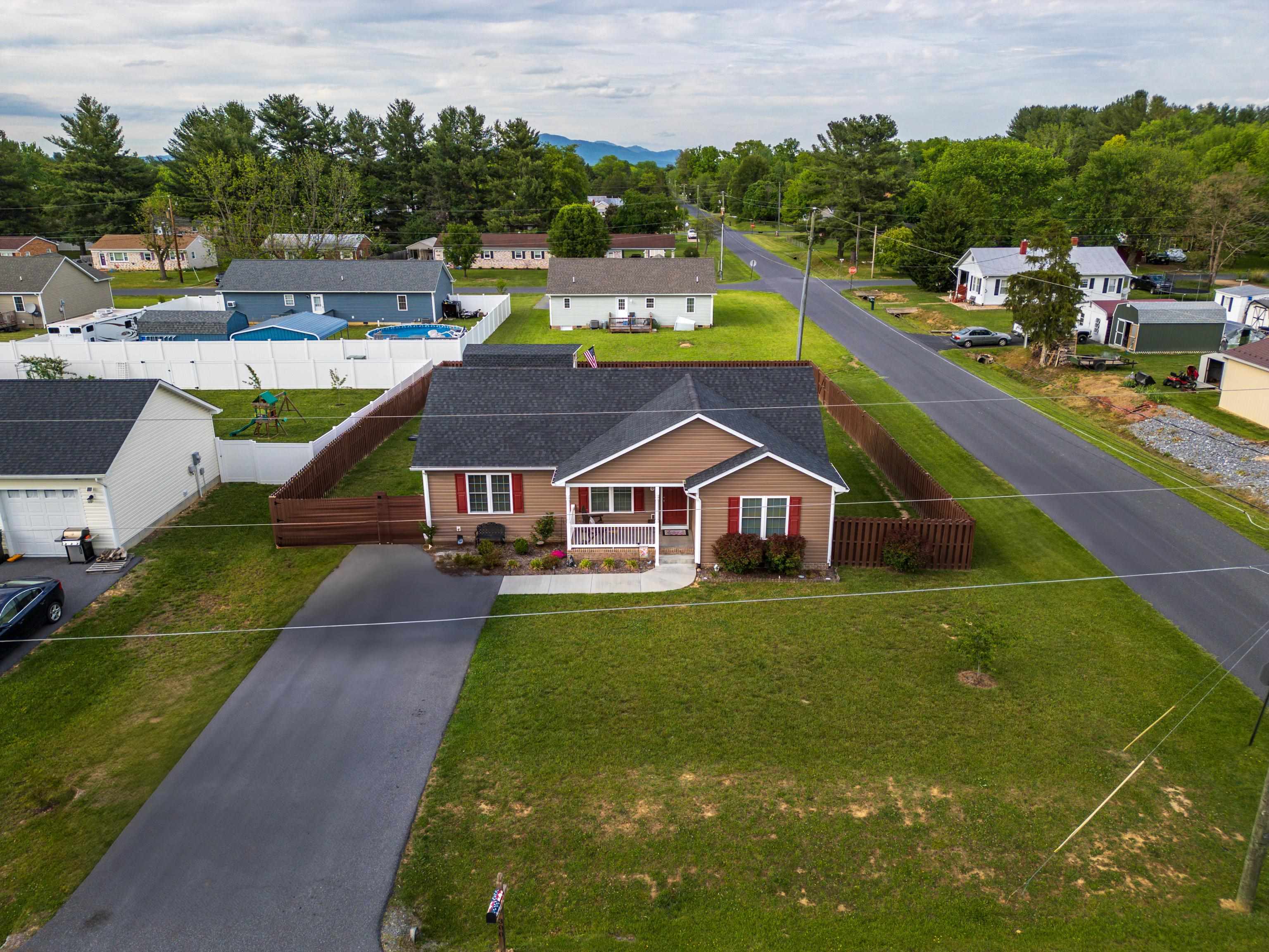 300 8TH ST, GROTTOES, Virginia 24441, 3 Bedrooms Bedrooms, ,2 BathroomsBathrooms,Residential,300 8TH ST,665288 MLS # 665288