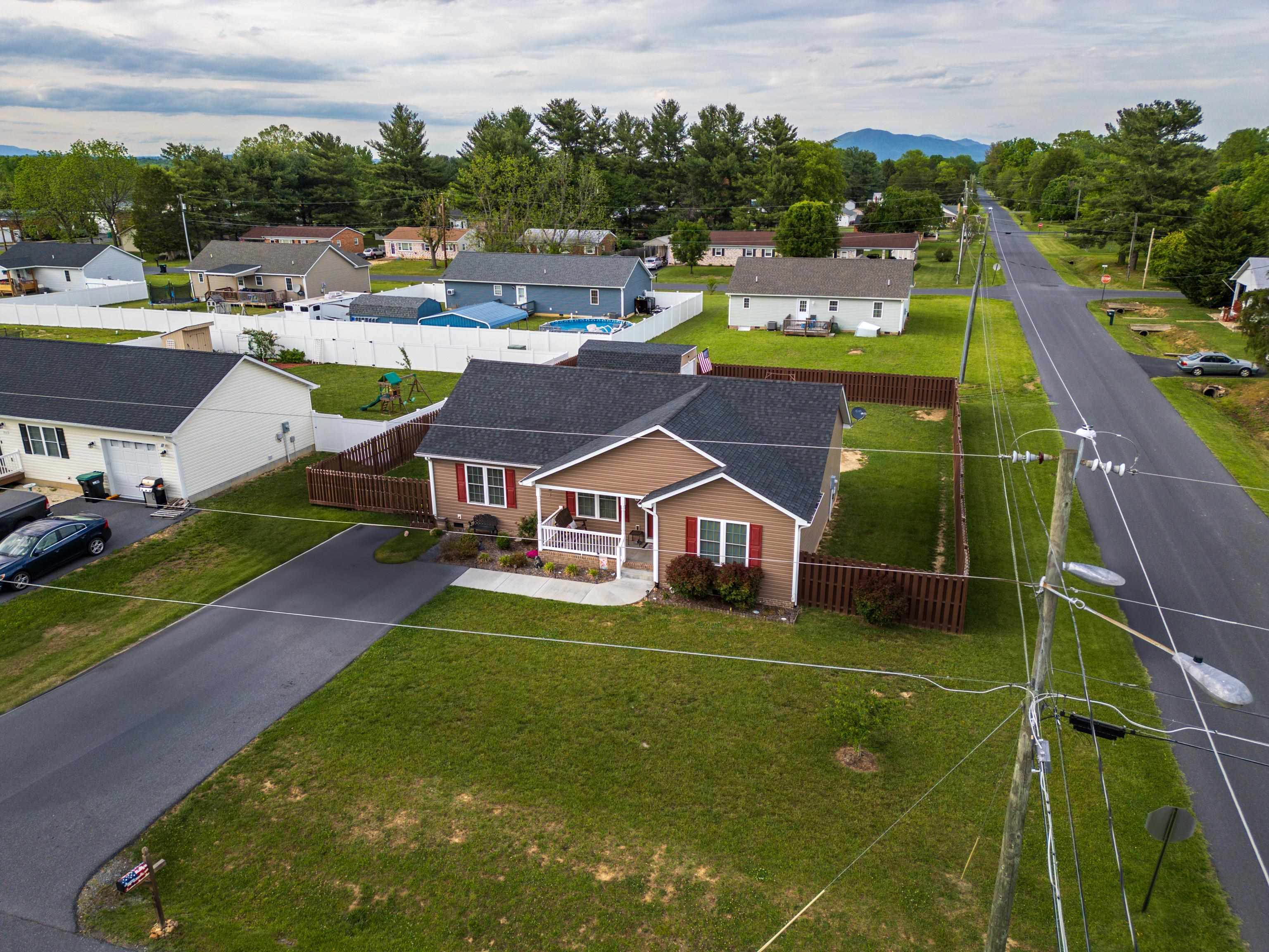 300 8TH ST, GROTTOES, Virginia 24441, 3 Bedrooms Bedrooms, ,2 BathroomsBathrooms,Residential,300 8TH ST,665288 MLS # 665288