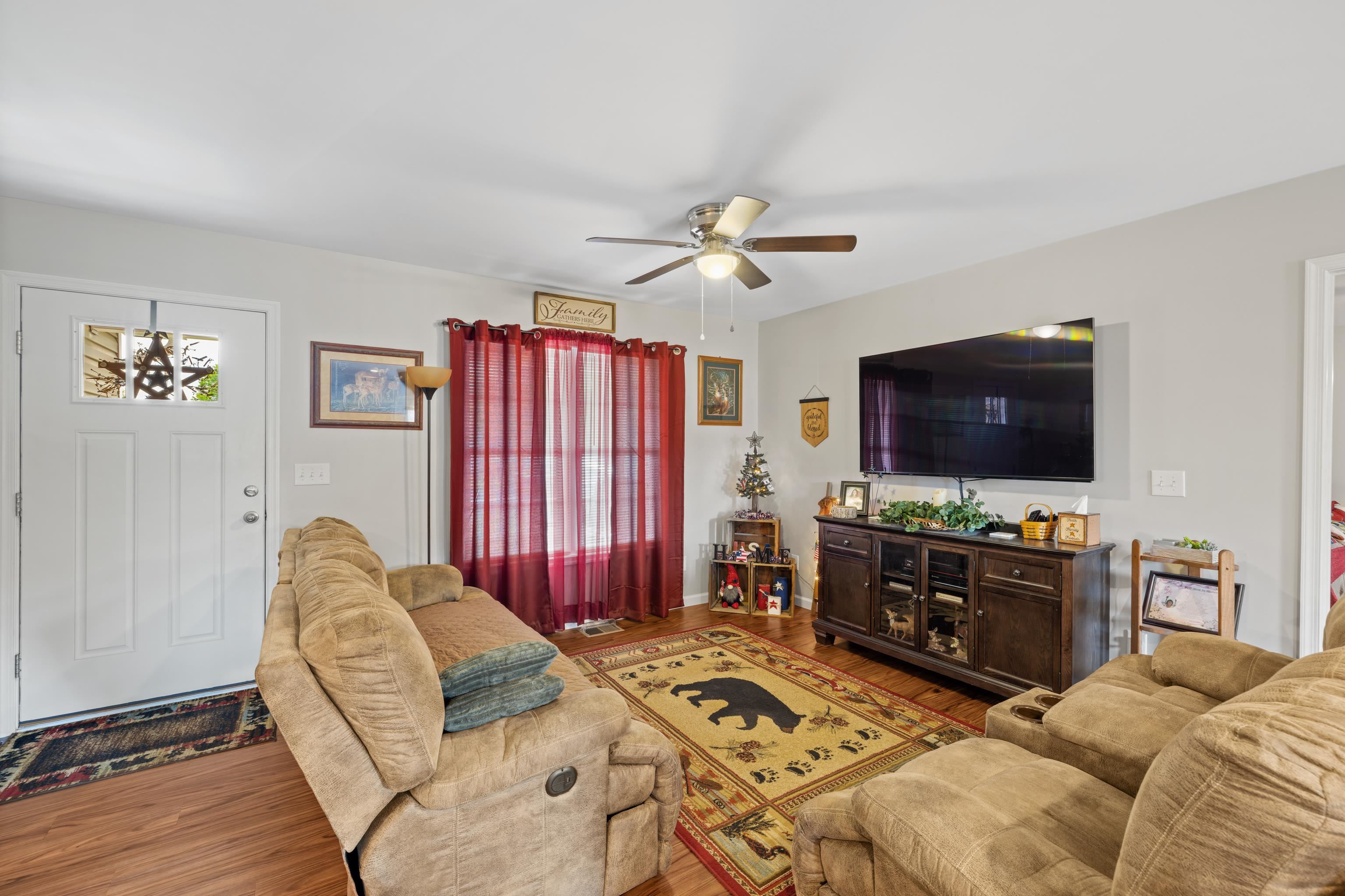 300 8TH ST, GROTTOES, Virginia 24441, 3 Bedrooms Bedrooms, ,2 BathroomsBathrooms,Residential,300 8TH ST,665288 MLS # 665288