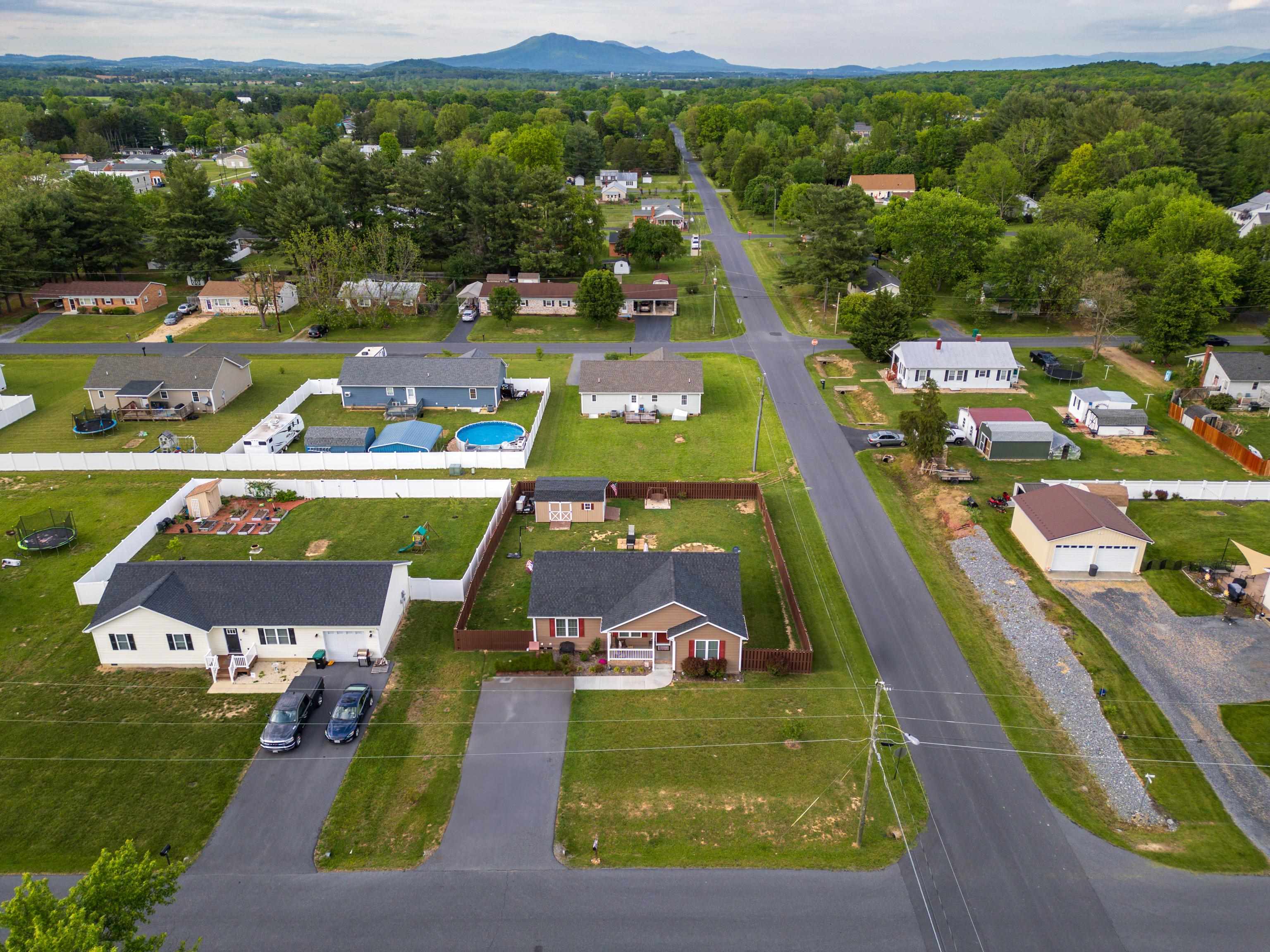 300 8TH ST, GROTTOES, Virginia 24441, 3 Bedrooms Bedrooms, ,2 BathroomsBathrooms,Residential,300 8TH ST,665288 MLS # 665288