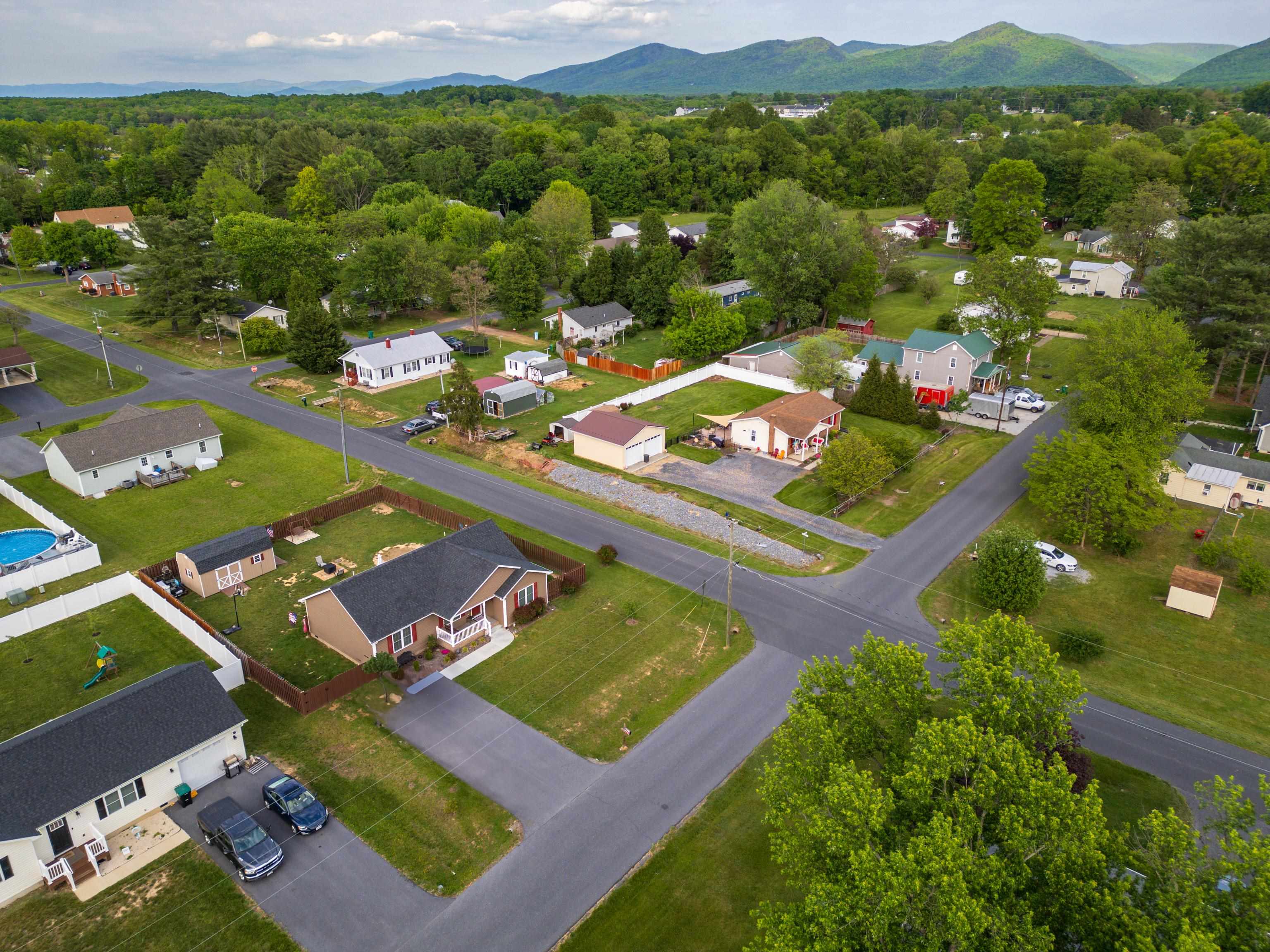300 8TH ST, GROTTOES, Virginia 24441, 3 Bedrooms Bedrooms, ,2 BathroomsBathrooms,Residential,300 8TH ST,665288 MLS # 665288