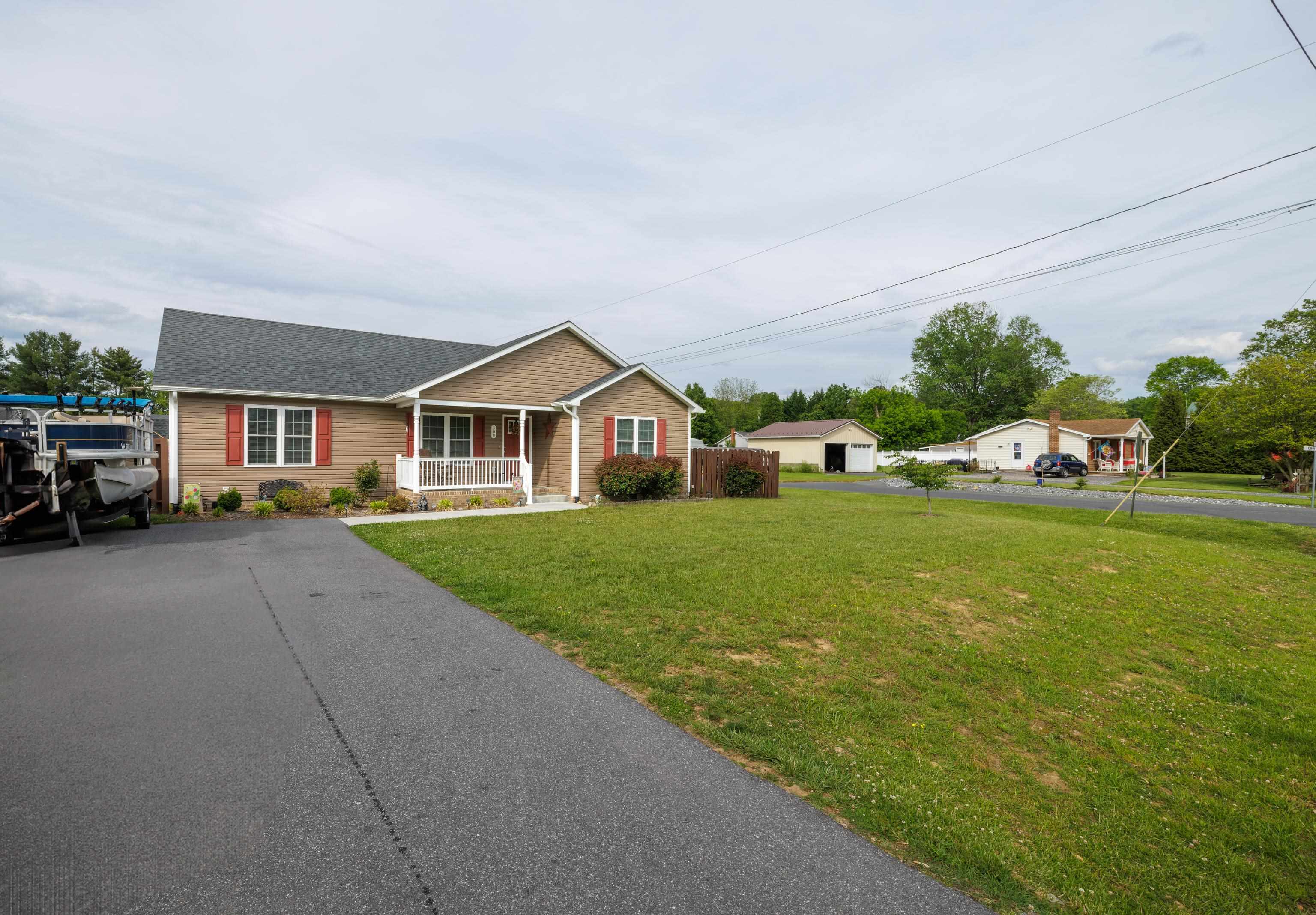 300 8TH ST, GROTTOES, Virginia 24441, 3 Bedrooms Bedrooms, ,2 BathroomsBathrooms,Residential,300 8TH ST,665288 MLS # 665288