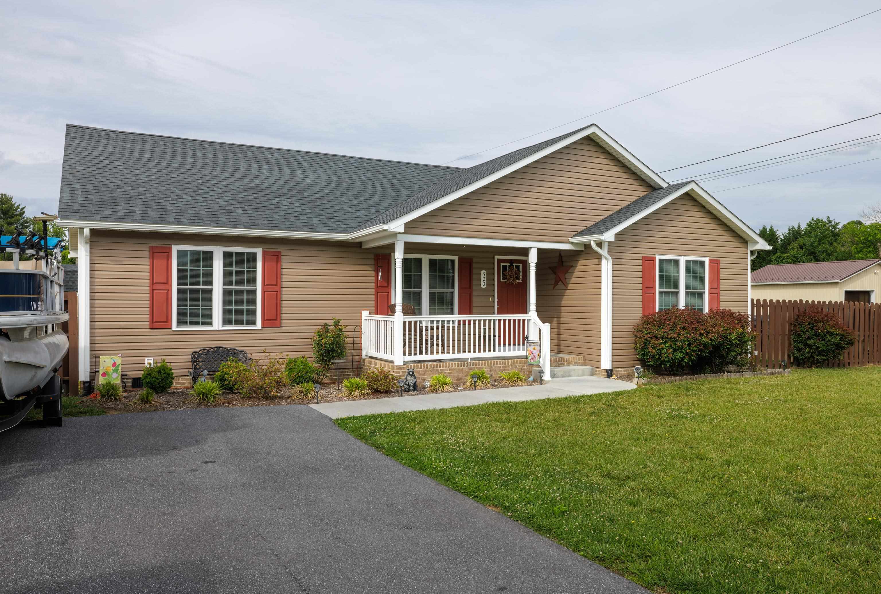 300 8TH ST, GROTTOES, Virginia 24441, 3 Bedrooms Bedrooms, ,2 BathroomsBathrooms,Residential,300 8TH ST,665288 MLS # 665288