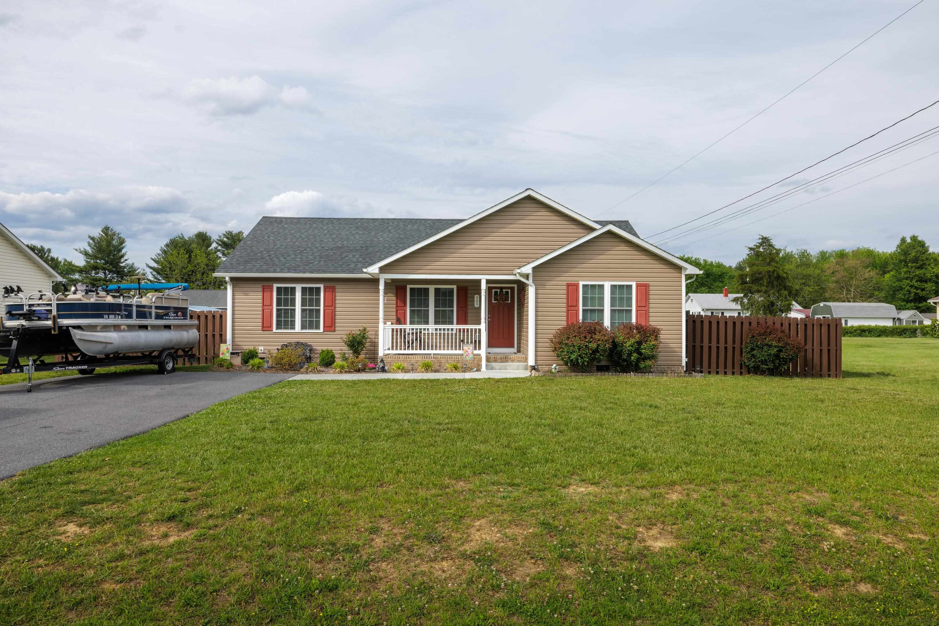 300 8TH ST, GROTTOES, Virginia 24441, 3 Bedrooms Bedrooms, ,2 BathroomsBathrooms,Residential,300 8TH ST,665288 MLS # 665288