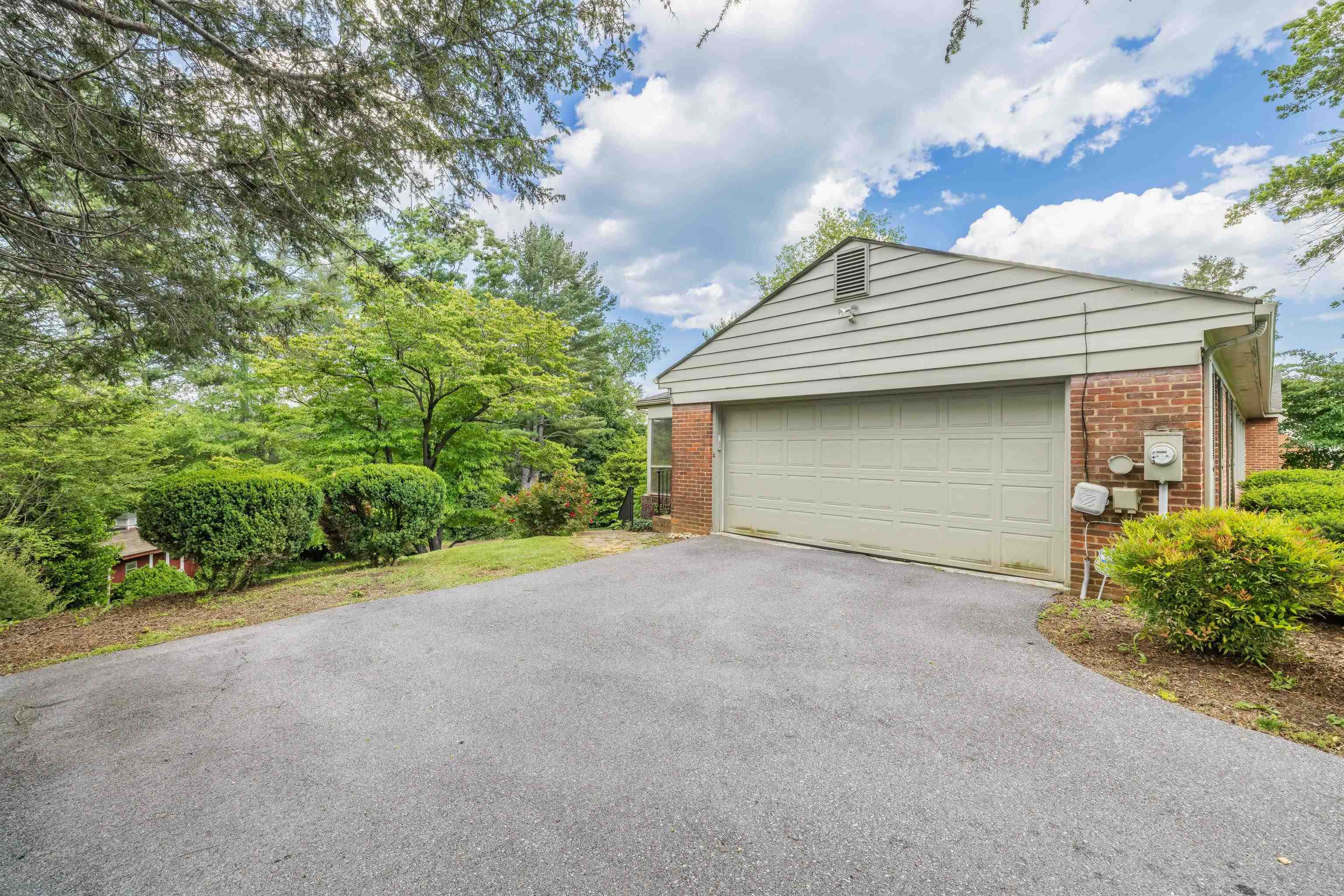 1010 FAIRWAY DR, WAYNESBORO, Virginia 22980, 4 Bedrooms Bedrooms, ,3 BathroomsBathrooms,Residential,1010 FAIRWAY DR,665290 MLS # 665290