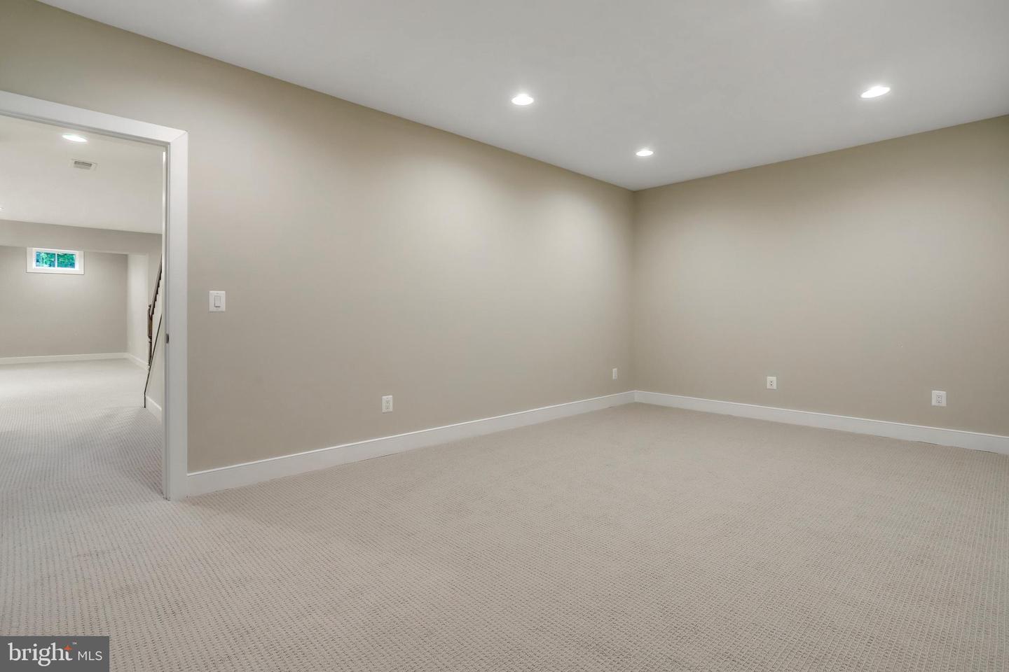 806 MEADOW LN SW, VIENNA, Virginia 22180, 4 Bedrooms Bedrooms, ,4 BathroomsBathrooms,Residential,For sale,806 MEADOW LN SW,VAFX2244278 MLS # VAFX2244278