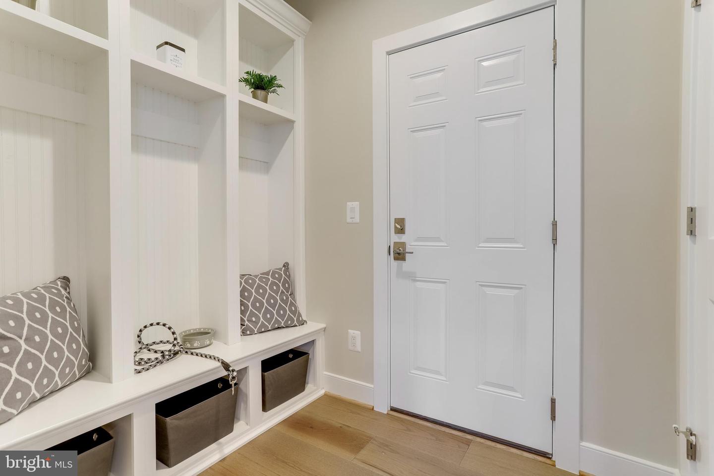 806 MEADOW LN SW, VIENNA, Virginia 22180, 4 Bedrooms Bedrooms, ,4 BathroomsBathrooms,Residential,For sale,806 MEADOW LN SW,VAFX2244278 MLS # VAFX2244278