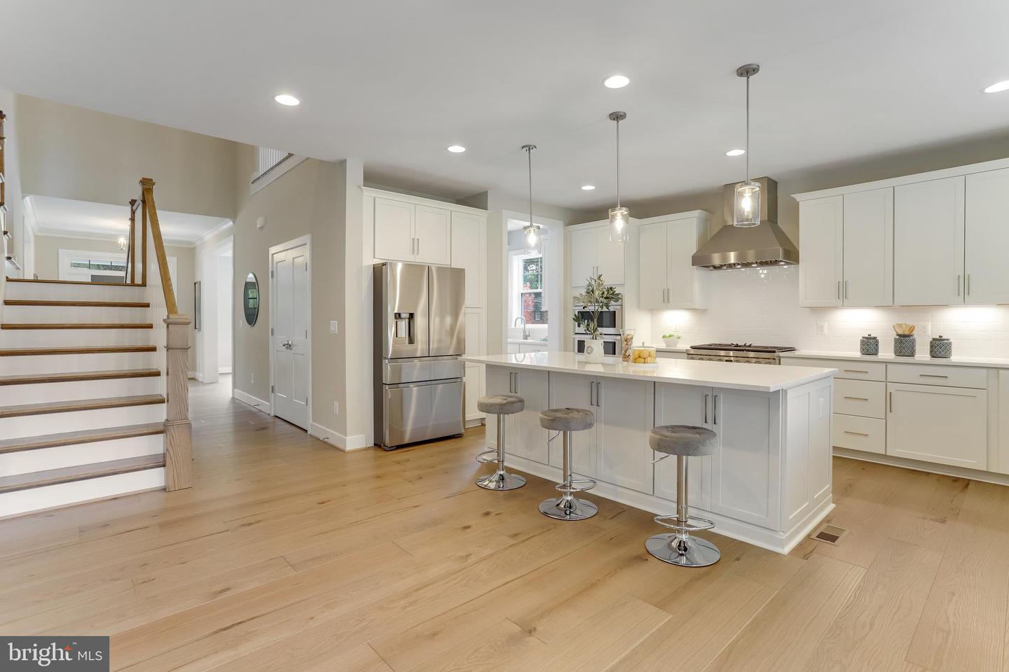 806 MEADOW LN SW, VIENNA, Virginia 22180, 4 Bedrooms Bedrooms, ,4 BathroomsBathrooms,Residential,For sale,806 MEADOW LN SW,VAFX2244278 MLS # VAFX2244278