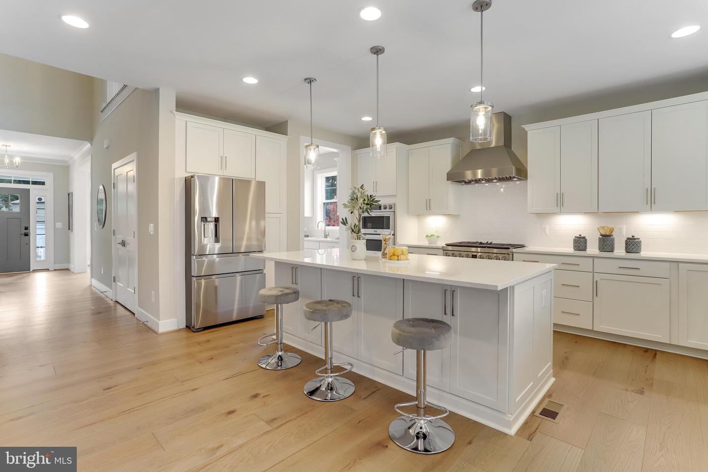 806 MEADOW LN SW, VIENNA, Virginia 22180, 4 Bedrooms Bedrooms, ,4 BathroomsBathrooms,Residential,For sale,806 MEADOW LN SW,VAFX2244278 MLS # VAFX2244278