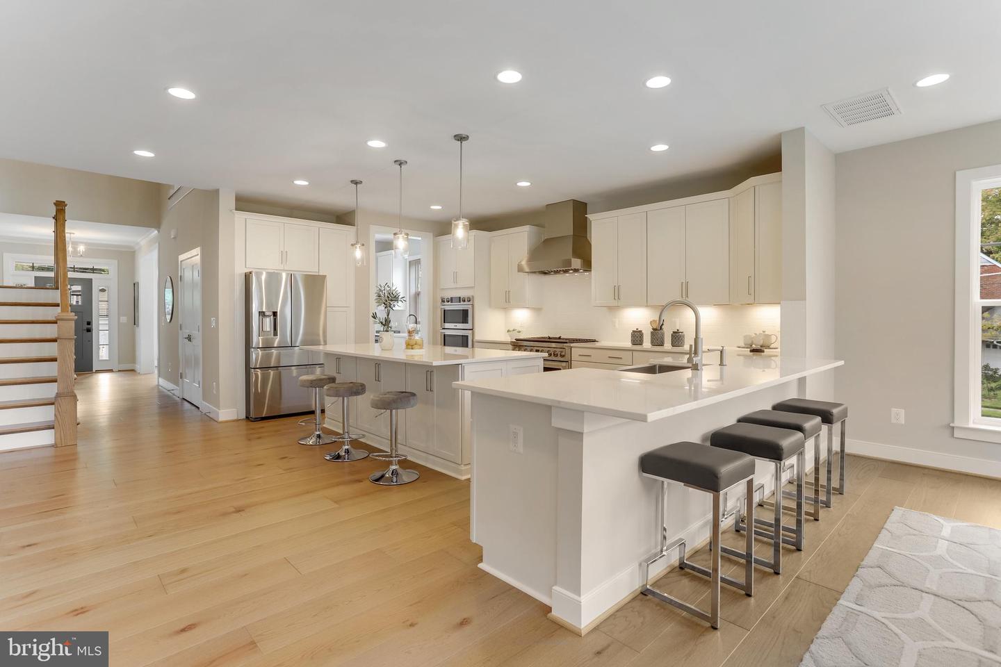 806 MEADOW LN SW, VIENNA, Virginia 22180, 4 Bedrooms Bedrooms, ,4 BathroomsBathrooms,Residential,For sale,806 MEADOW LN SW,VAFX2244278 MLS # VAFX2244278