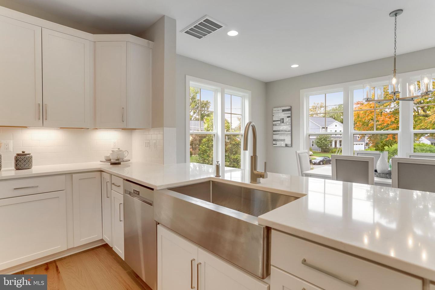 806 MEADOW LN SW, VIENNA, Virginia 22180, 4 Bedrooms Bedrooms, ,4 BathroomsBathrooms,Residential,For sale,806 MEADOW LN SW,VAFX2244278 MLS # VAFX2244278