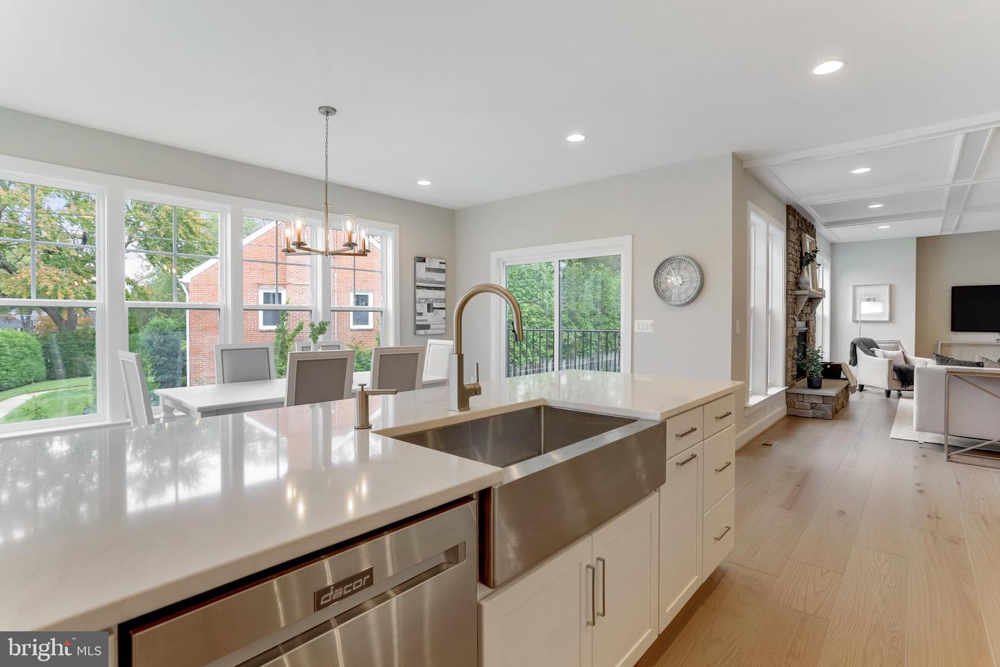 806 MEADOW LN SW, VIENNA, Virginia 22180, 4 Bedrooms Bedrooms, ,4 BathroomsBathrooms,Residential,For sale,806 MEADOW LN SW,VAFX2244278 MLS # VAFX2244278