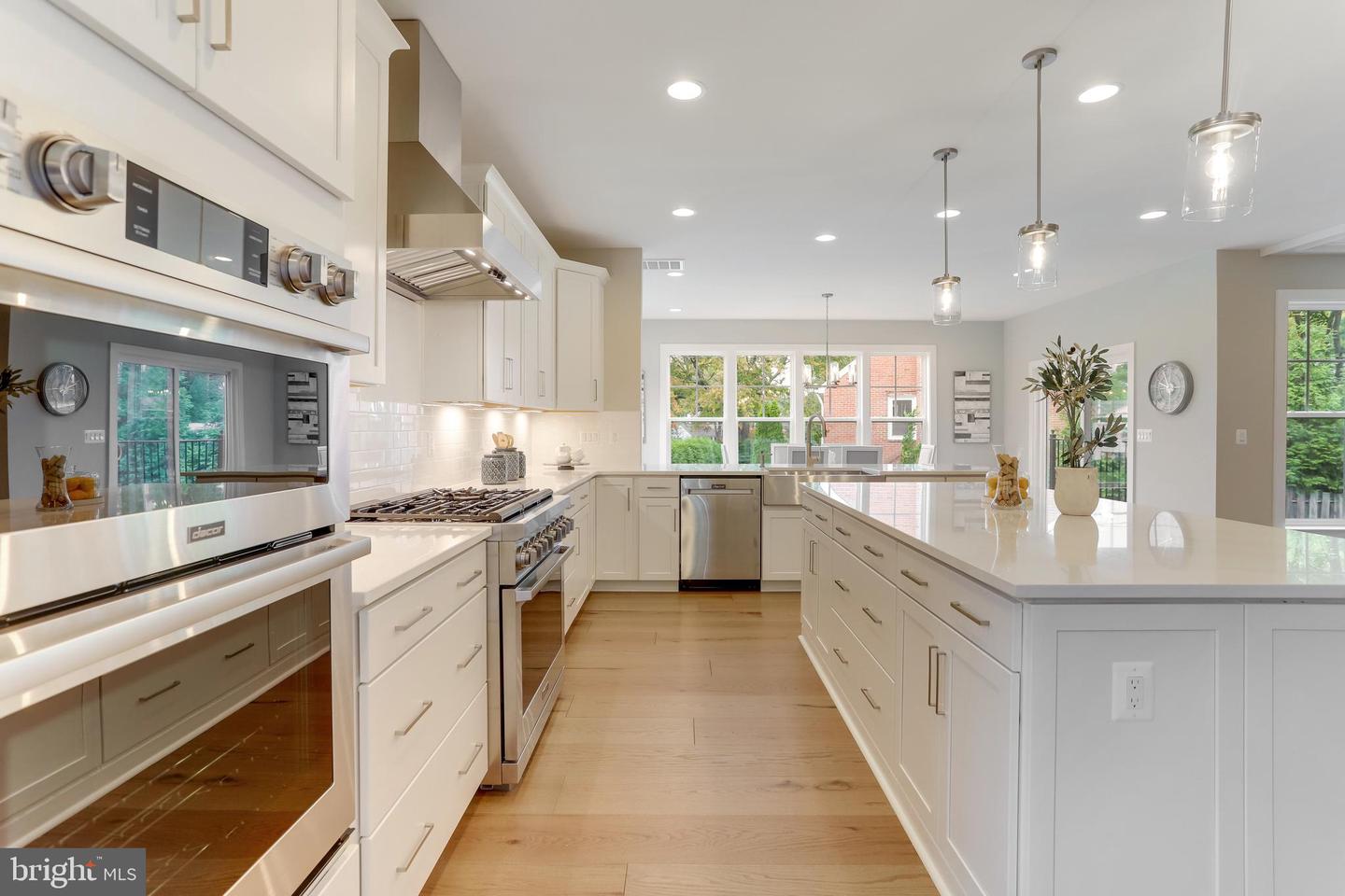 806 MEADOW LN SW, VIENNA, Virginia 22180, 4 Bedrooms Bedrooms, ,4 BathroomsBathrooms,Residential,For sale,806 MEADOW LN SW,VAFX2244278 MLS # VAFX2244278